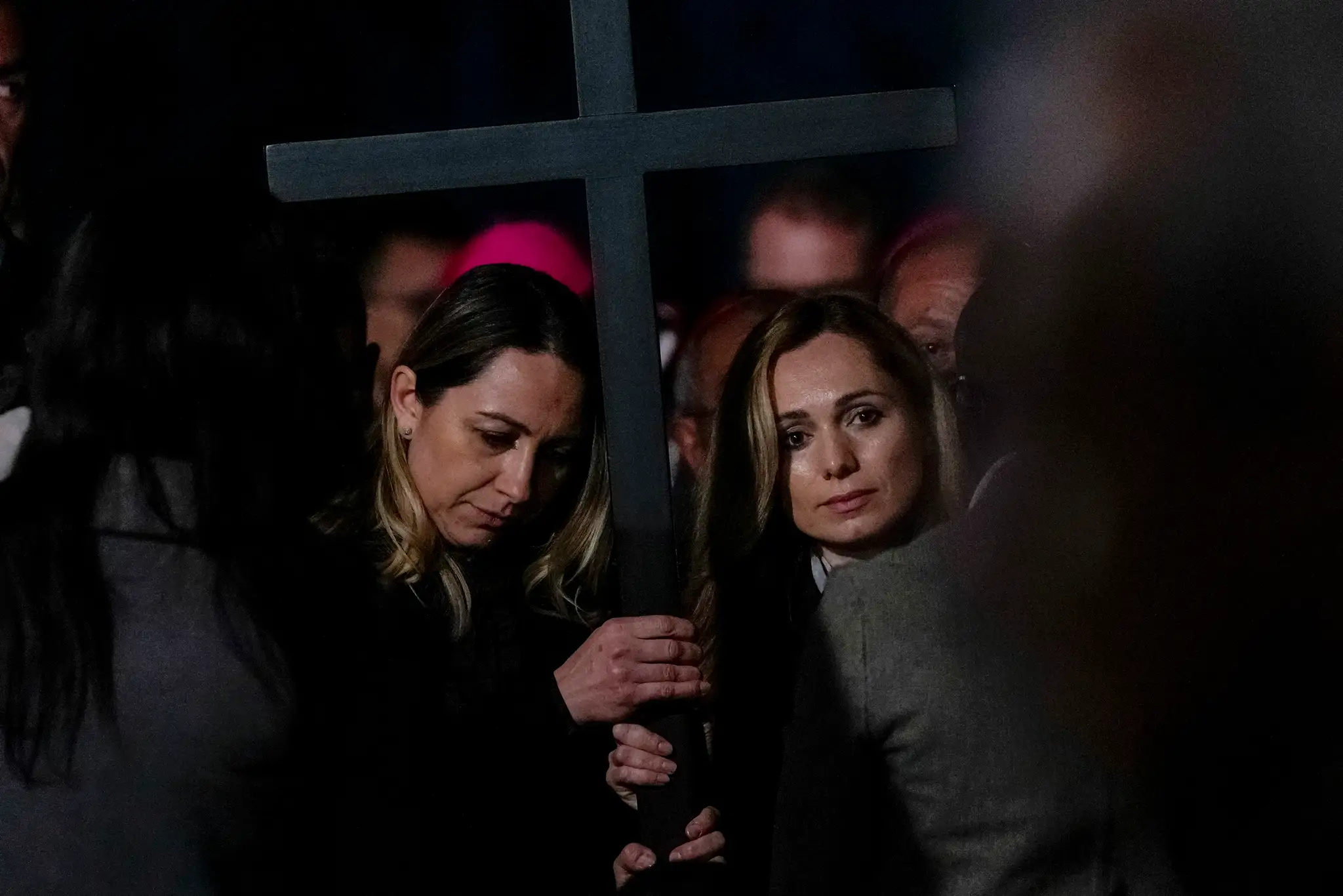 Kríž počas krížovej cesty niesli Ukrajinka s Ruskou