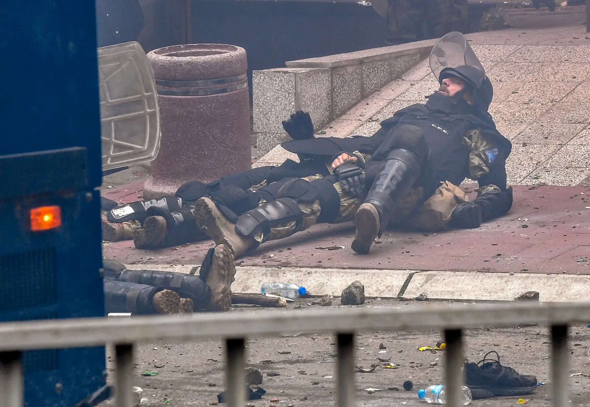 Demonštranti zaútočili na vojakov NATO.