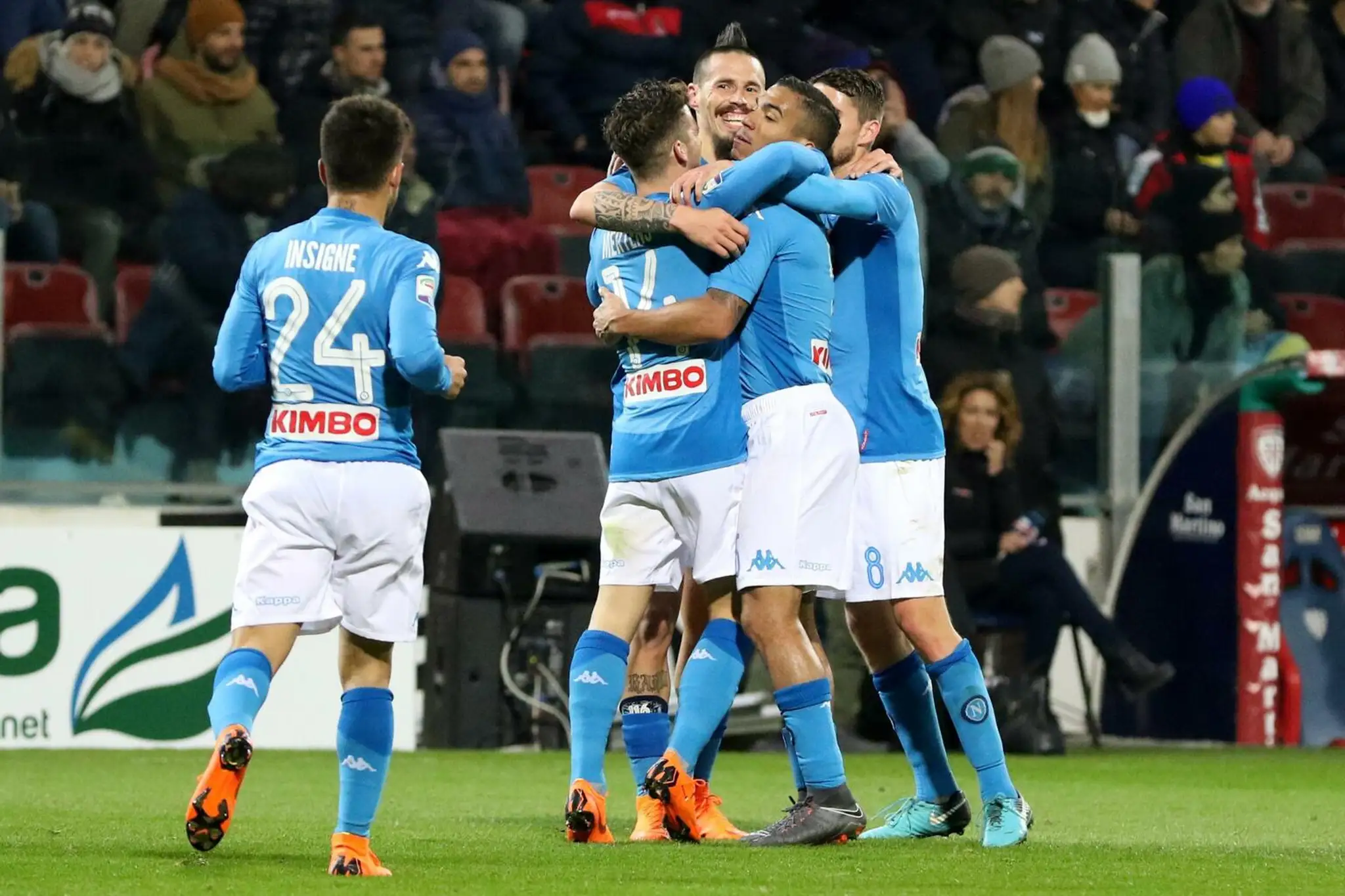 Uprostred slovenský hráč Neapola Marek Hamšík oslavuje svoj gól.