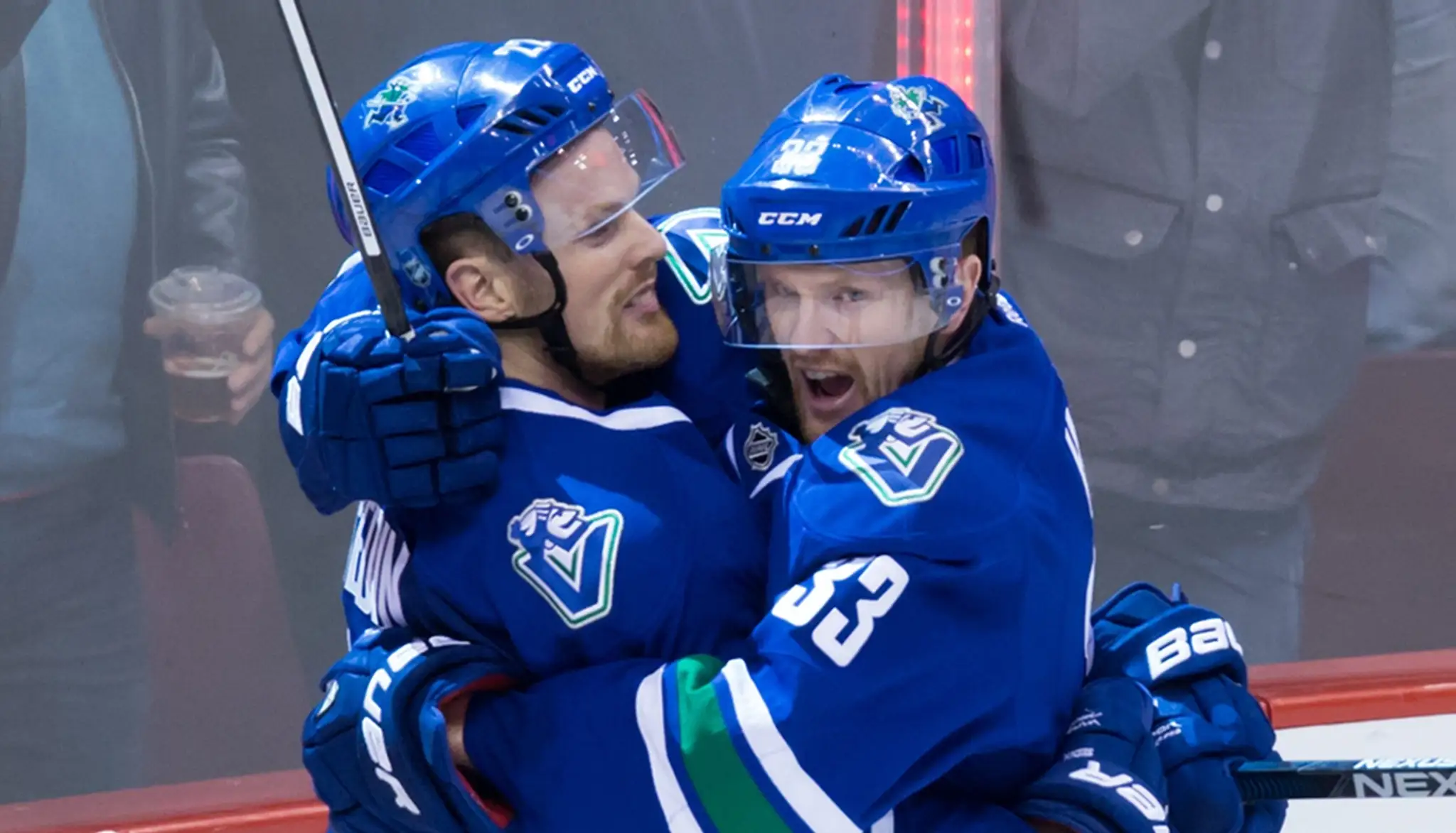 Hokejista Vancouveru Canucks Daniel  Sedin (vľavo) sa teší po strelení gólu so svojím bratom dvojičkou Henrikom..jpg