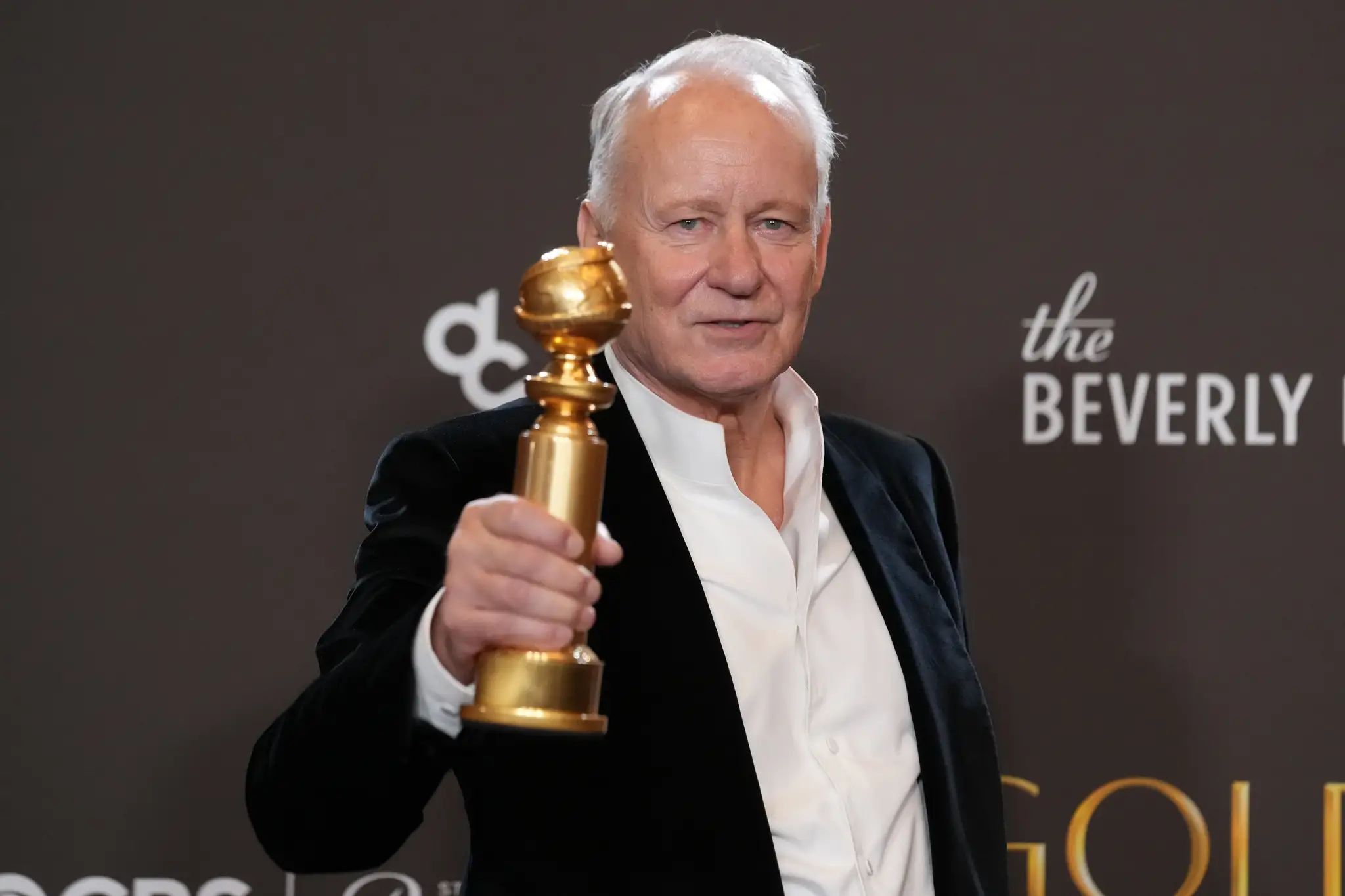 Na snímke švédsky herec Stellan Skarsgärd pózuje fotografom s cenou za najlepší herecký výkon vo vedľajšej úlohe vo filme „Sentimental Value“ (Citová hodnota)