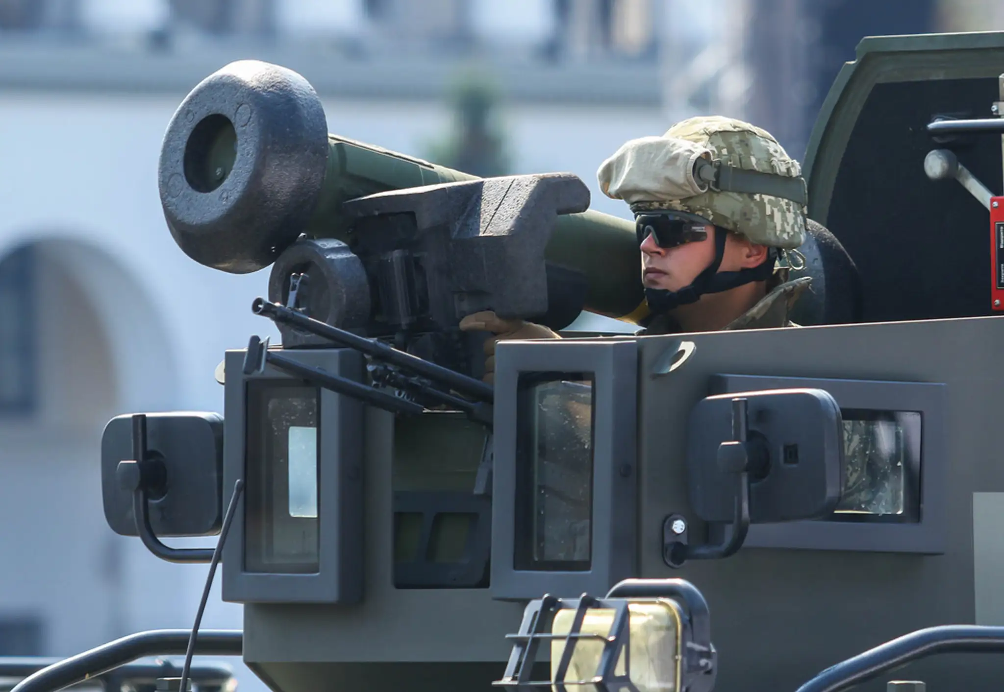 Ukrajinský vojak s prenosným protitankovým raketovým systémom Javelin.