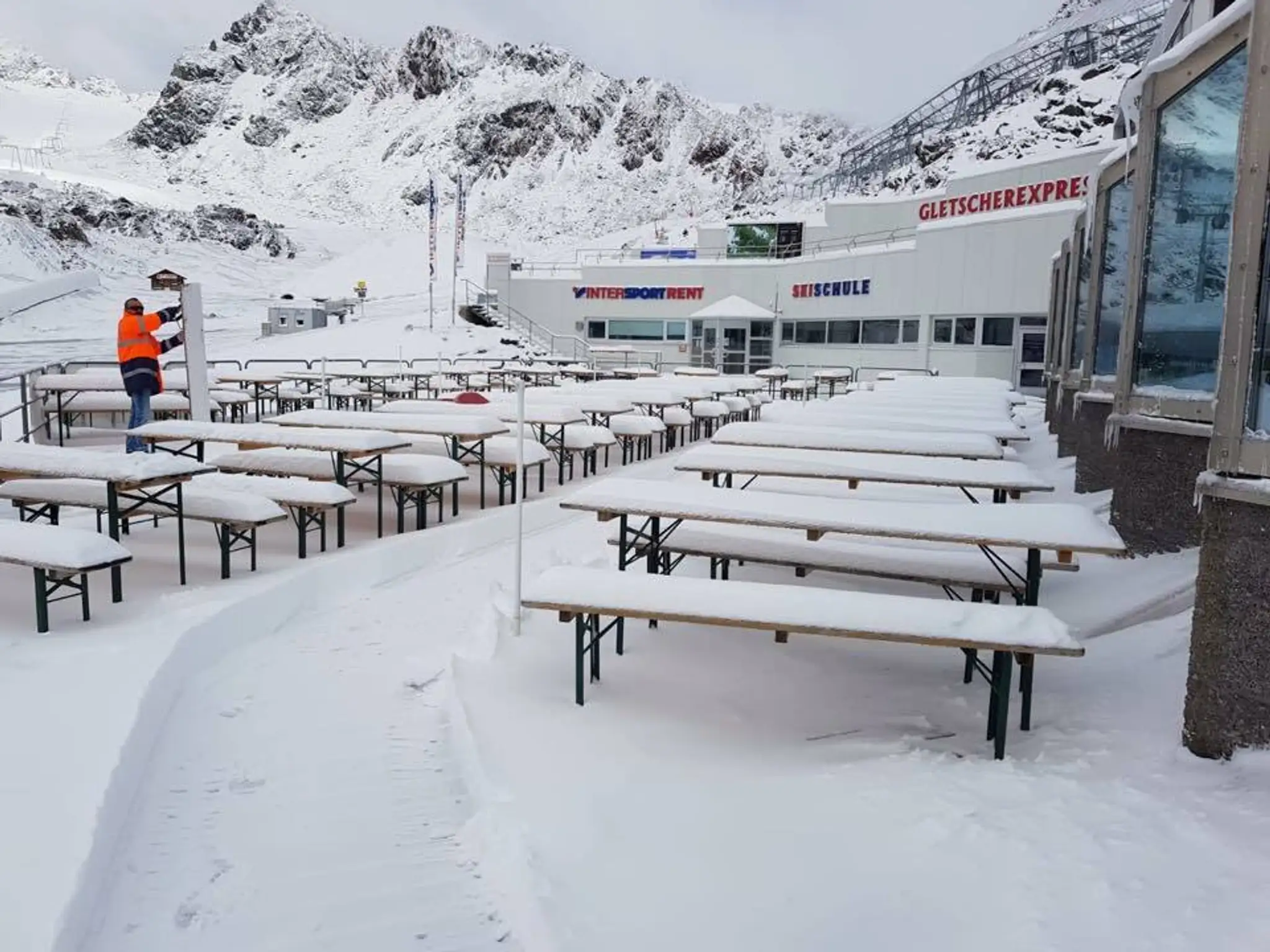 Augustová nádielka snehu v Pitztaler Gletscher.