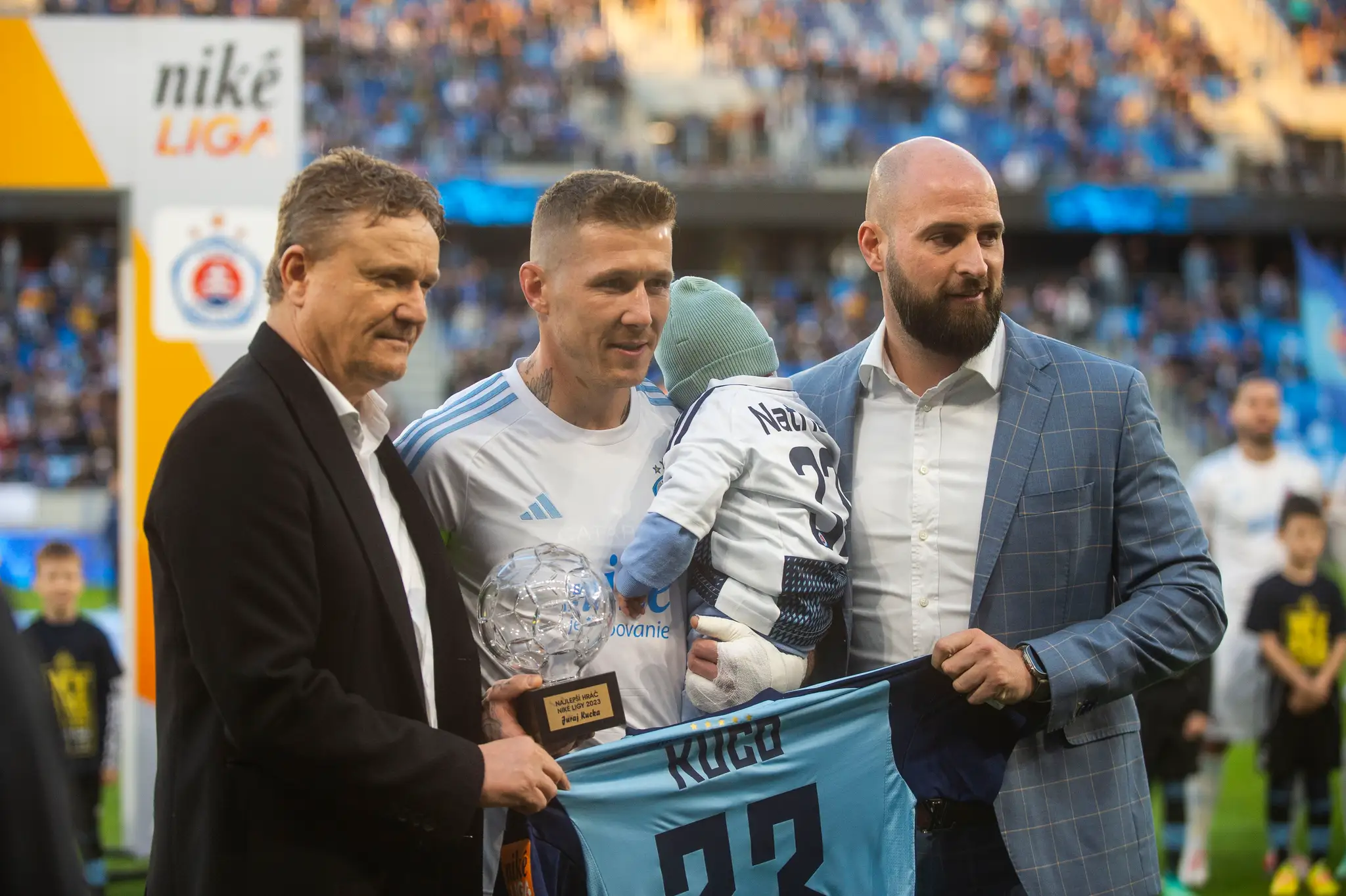 Zľava prezident ÚLK Ivan Kozák, Juraj Kucka (Slovan) s cenou Najlepší hráč Niké ligy za rok 2023 a generálny riaditeľ Slovana Ivan Kmotrík mladší pred 2. kolom nadstavbovej časti Niké ligy v skupine o titul proti Trnave.