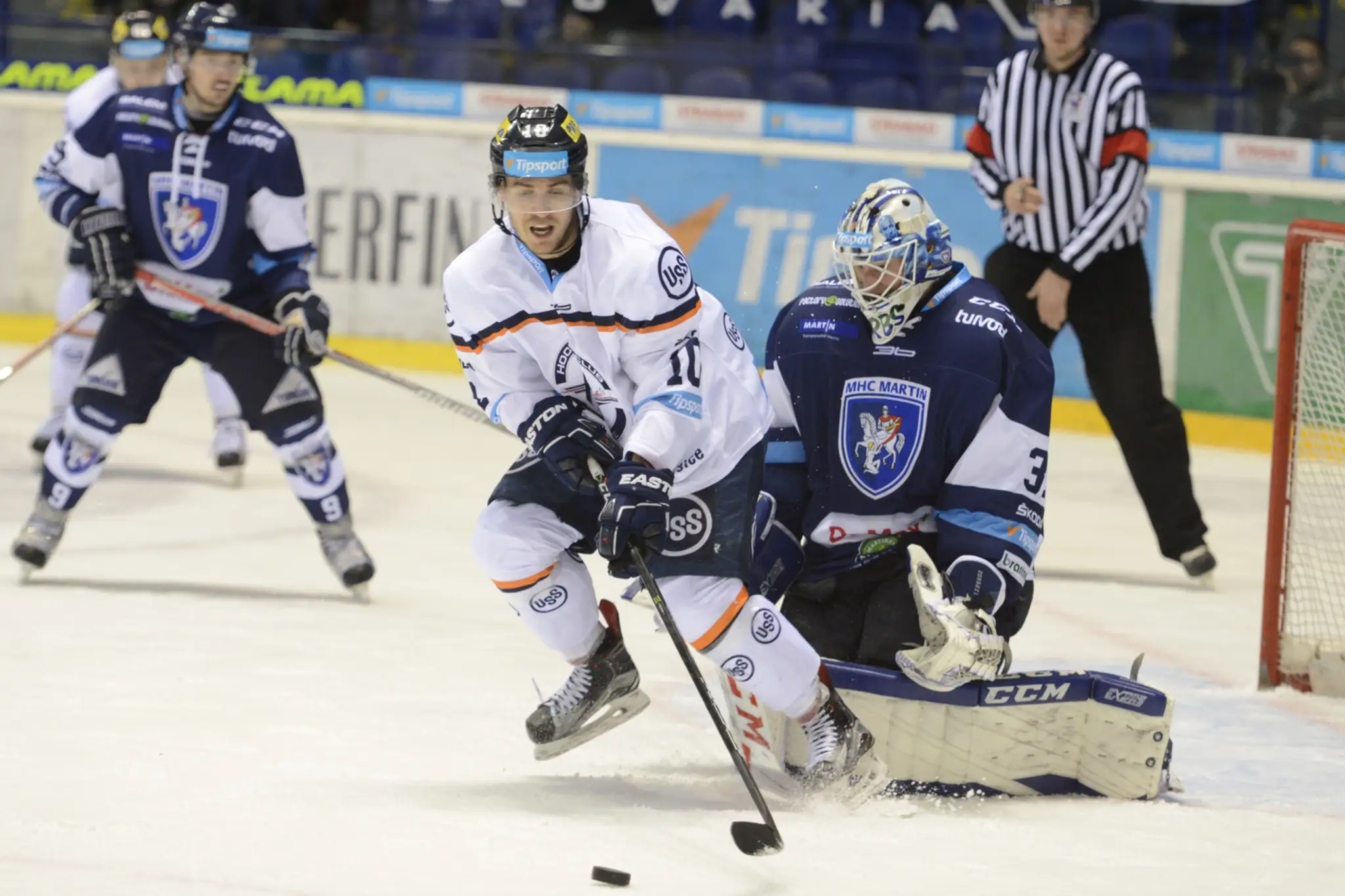 Na snímke uprostred Jakub Suja (HC Košice), vpravo brankár Martina Mathieu Corbeil.