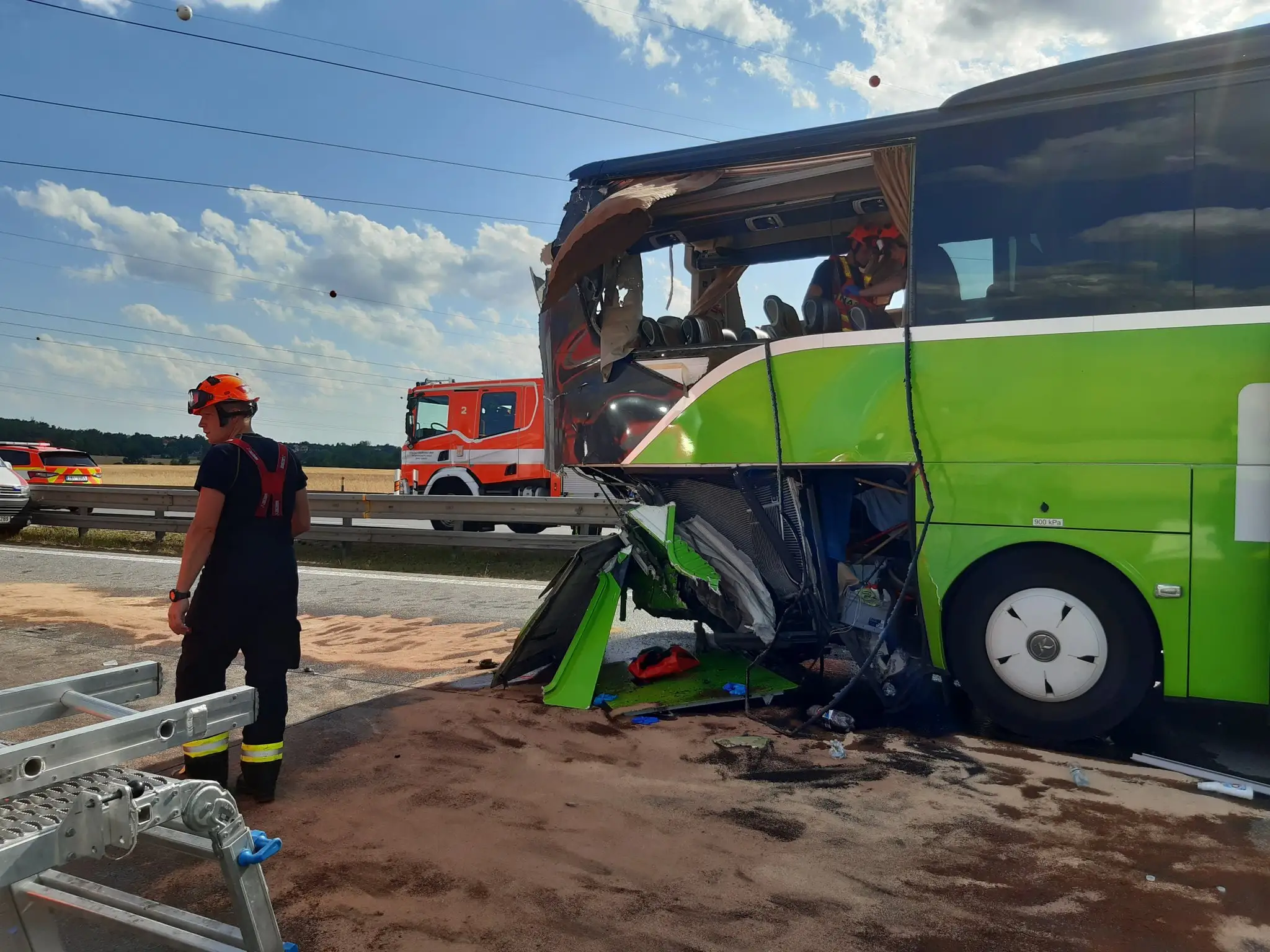 Jeden z autobusov po zrážke na D2 pri Brne.