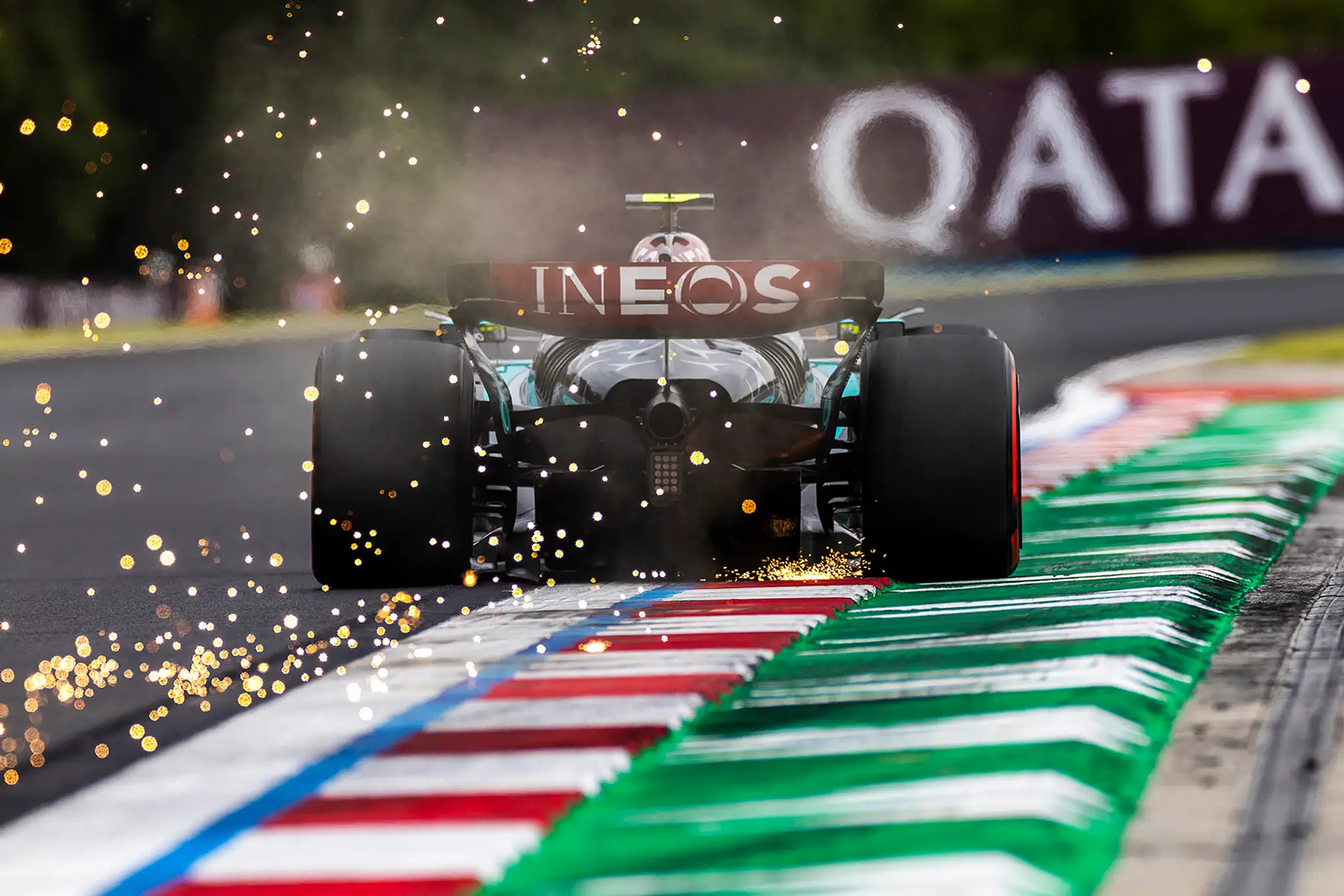Zadná časť monopostu Lewisa Hamiltona.