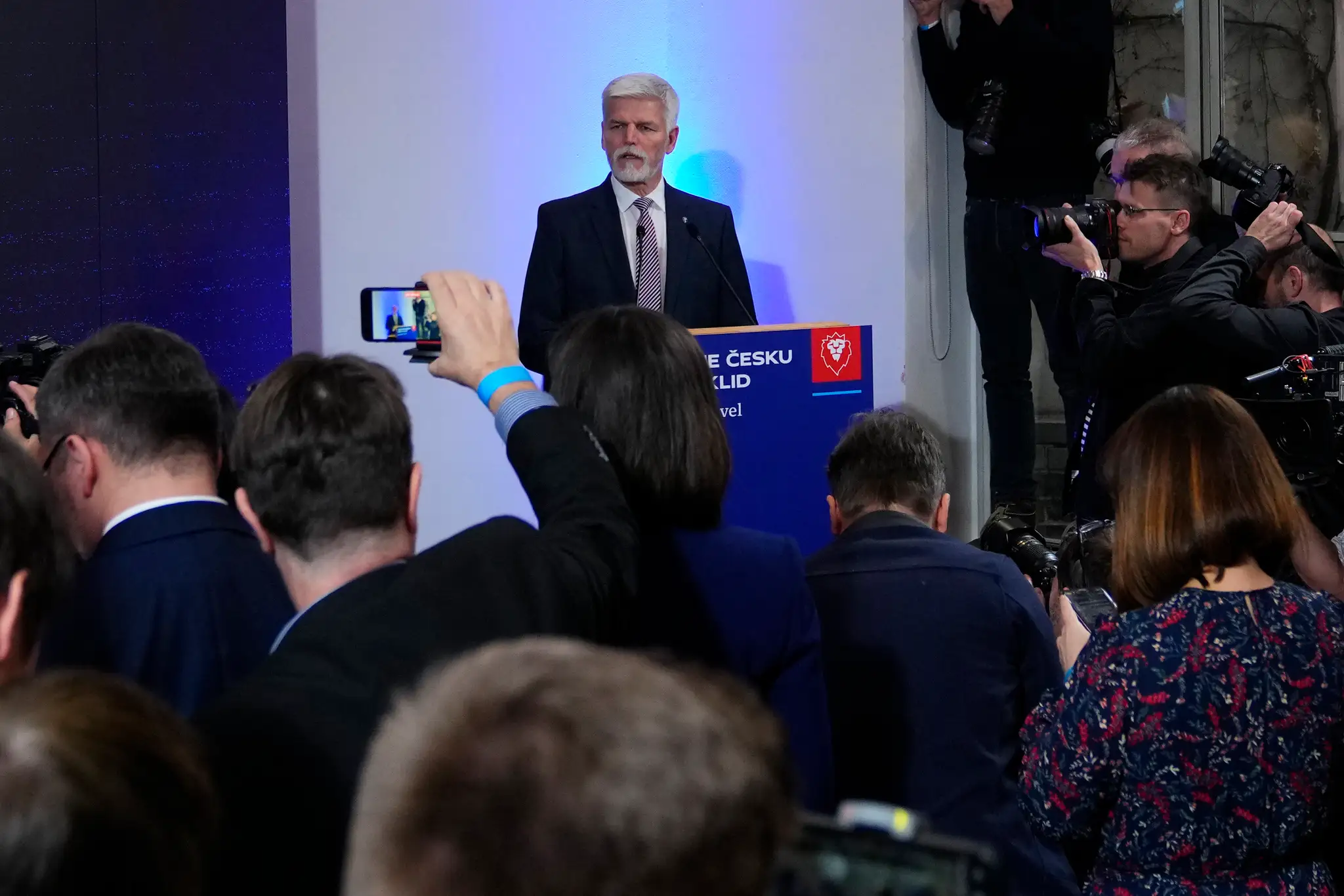 Kandidát na českého prezidenta Petr Pavel odpovedá na otázky novinárov na tlačovej konferencii vo volebnej centrále v Prahe po uzatvorení volebných miestností v 1. kole prezidentských volieb.