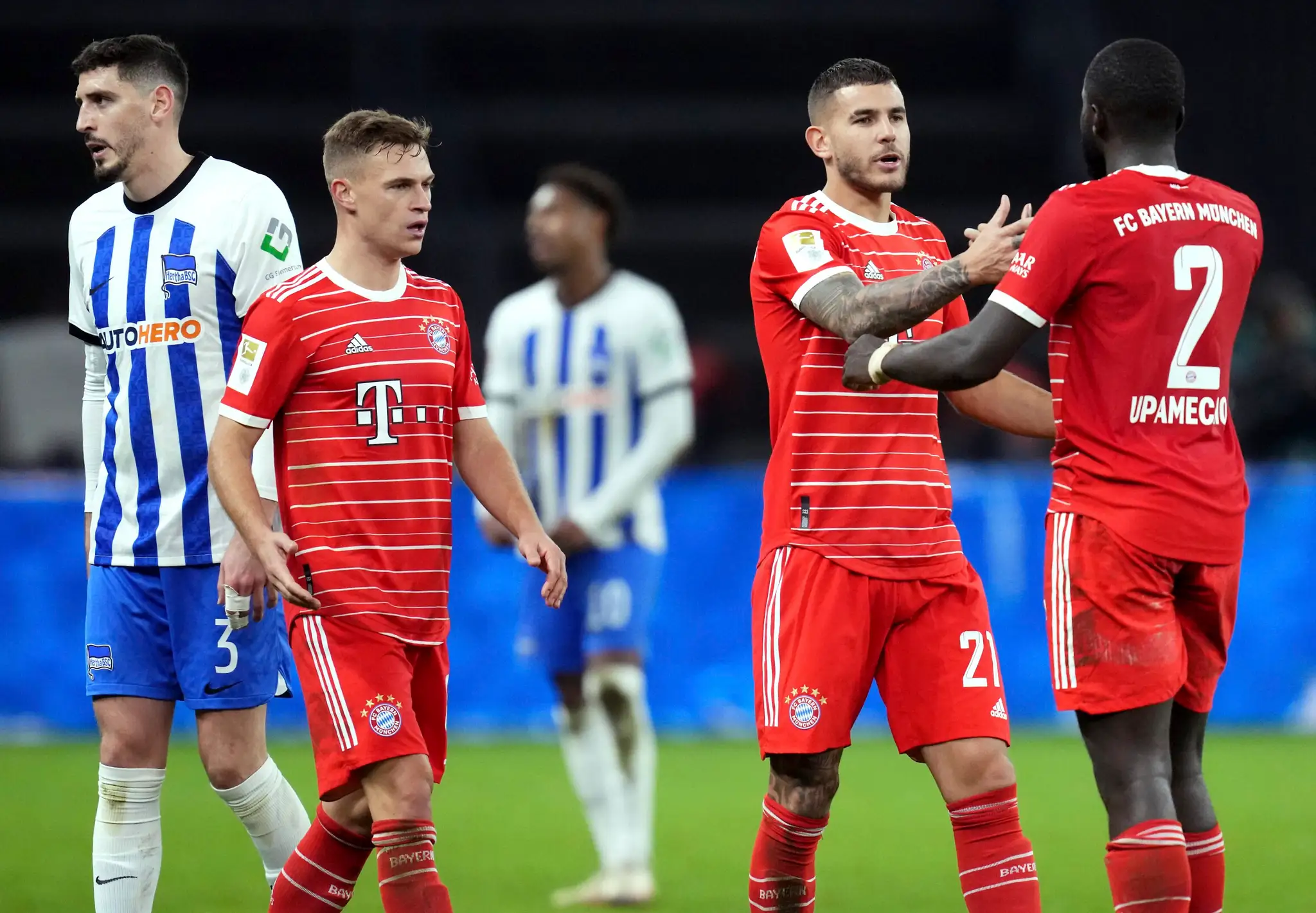 Bayern (v červenom) sa teší zo štvrtého víťazstva v rade.