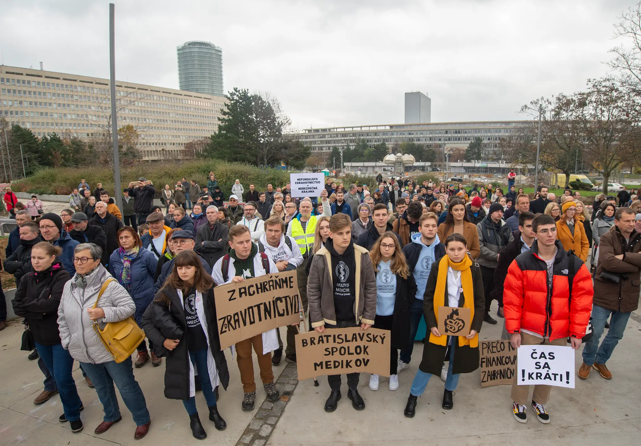 Protest Lekárskeho odborového združenia - Zachráňme zdravotníctvo