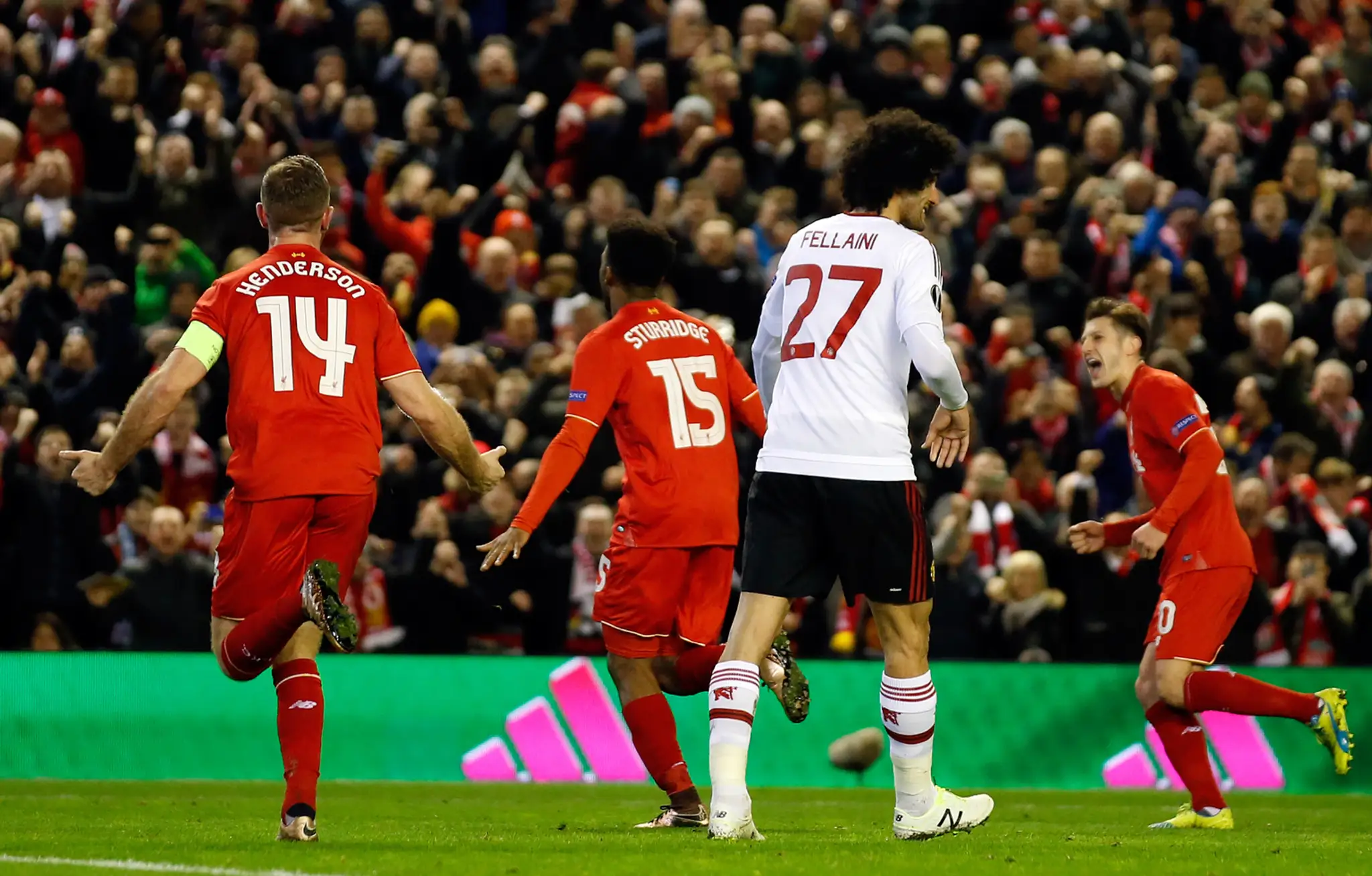 Na snímke druhý zľava hráč Liverpoolu Daniel Sturridge oslavuje svoj úvodný gól