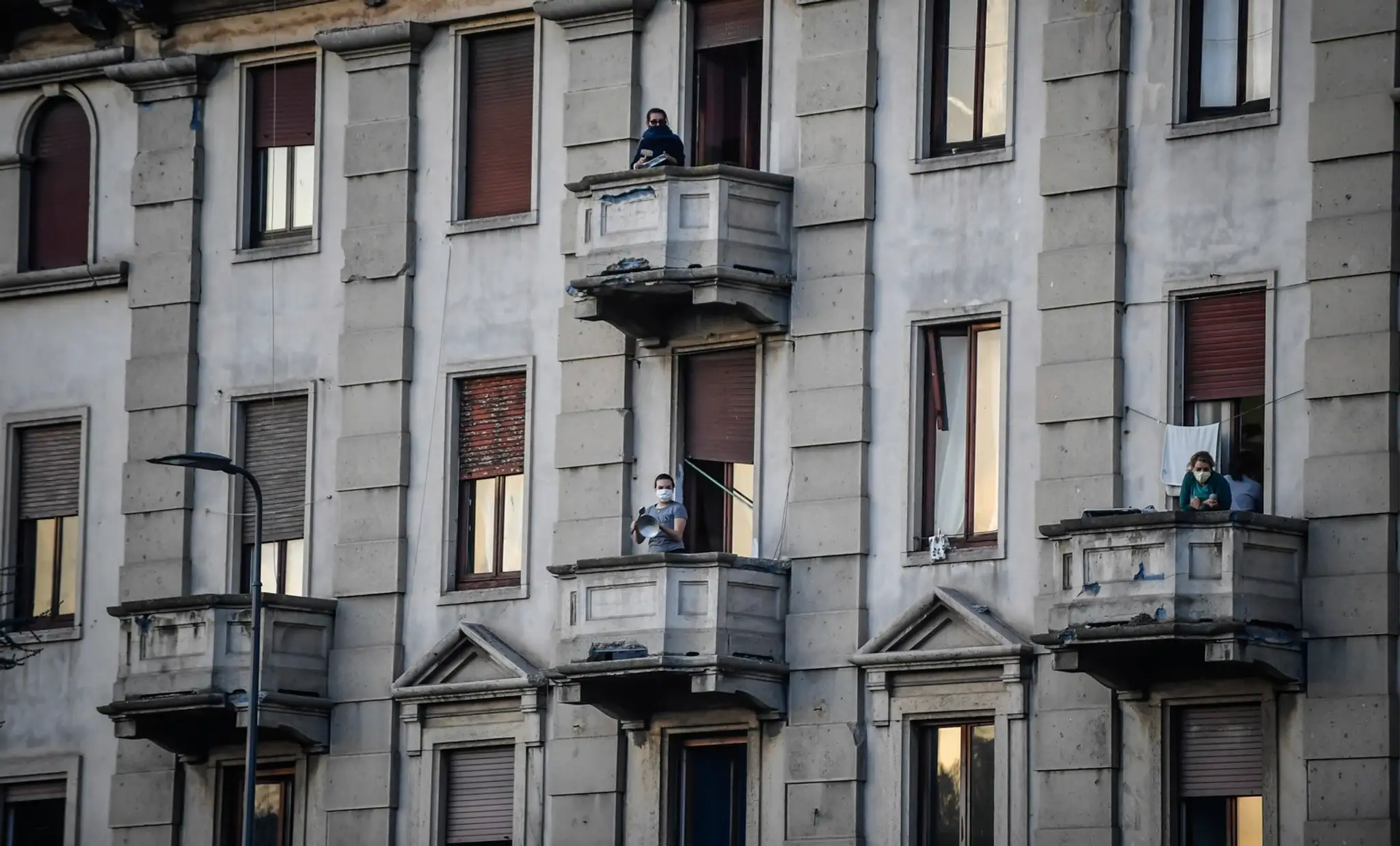Ľudia v domácej karanténe v talianskom Miláne vyšli na balkóny.
