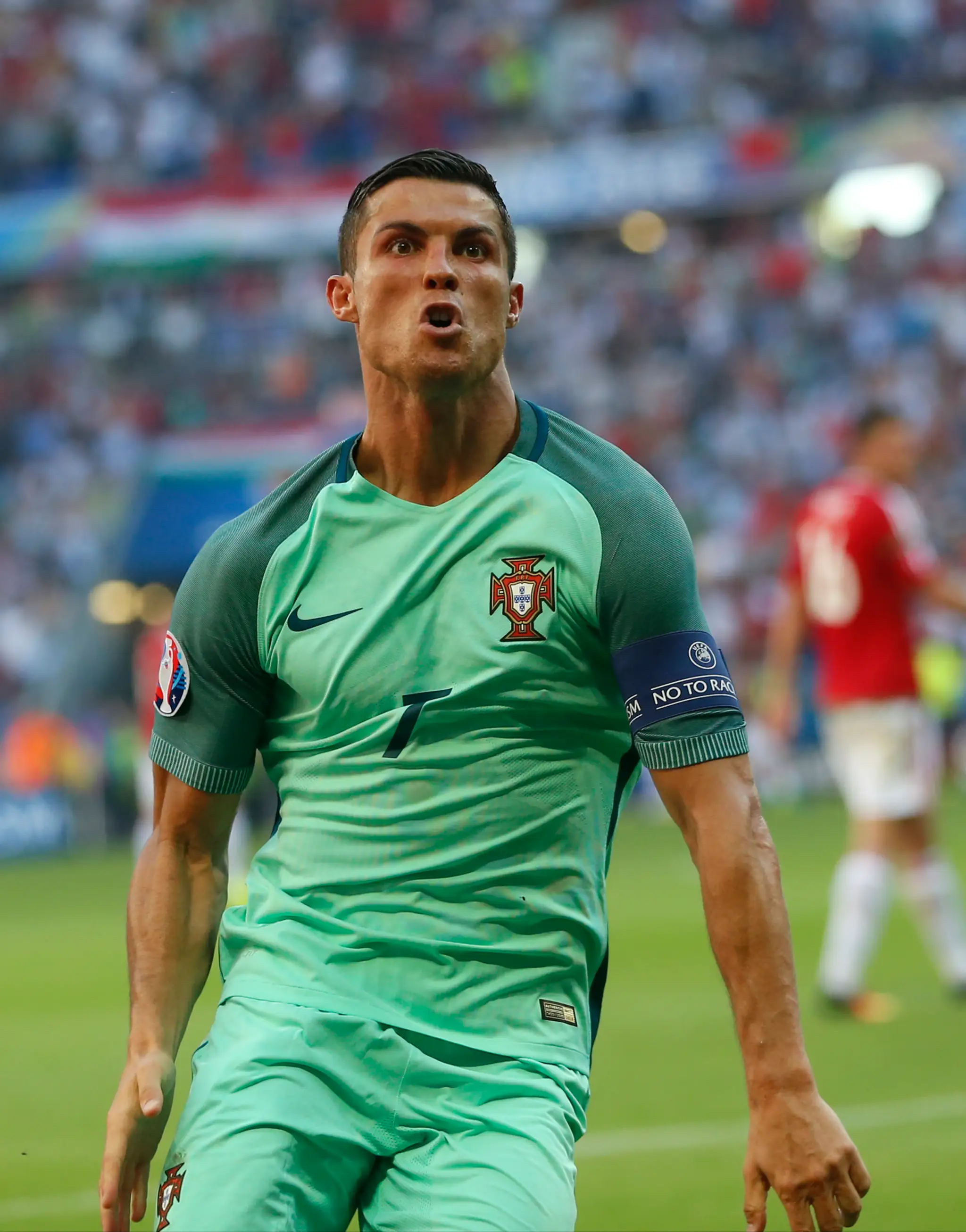 Na snímke portugalský útočník Cristiano Ronaldo oslavuje svoj gól do siete Maďarov na ME.