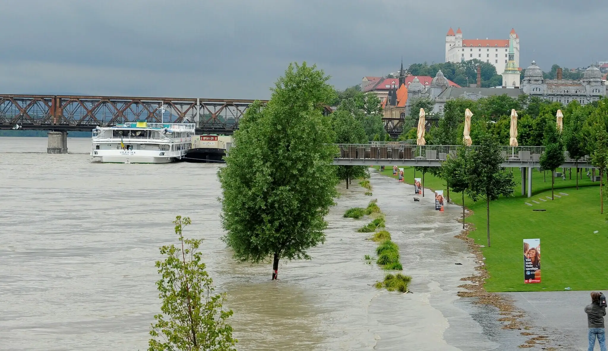Dunaj čiastočne zalial nábrežie pri centre Eurovea aj v júni 2013.