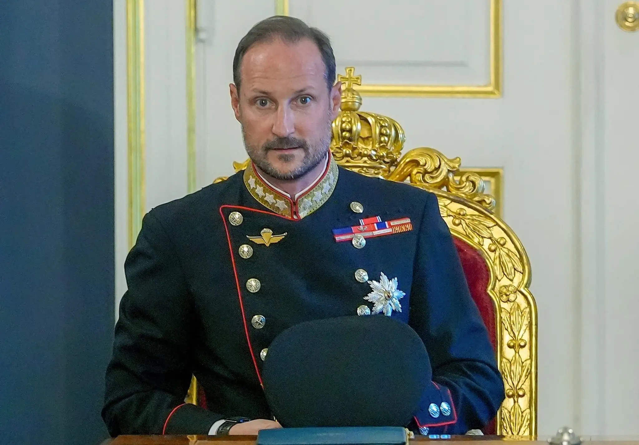 Nórsky kráľ Haakon VIII. sedí na čele stola počas mimoriadneho zasadnutia vlády v Kráľovskom paláci.