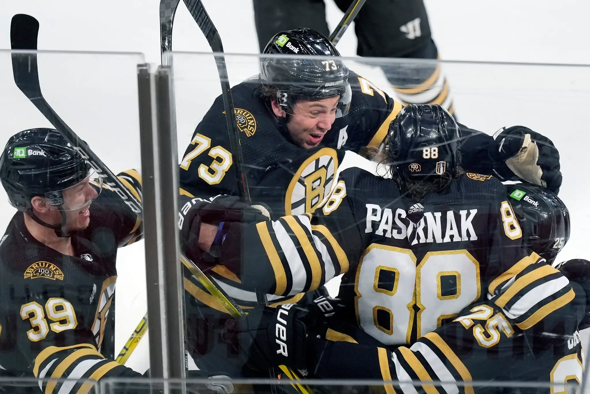 Hráči Bostonu sa radujú po rozhodujúcom góle v predĺžení.
