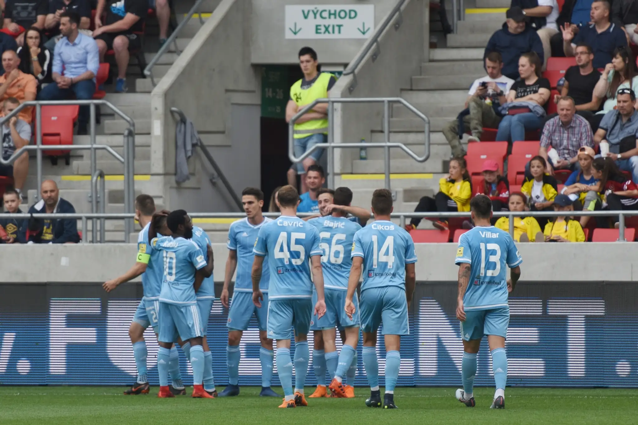 Na snímke radosť hráčov Slovana po strelení gólu vo finále Slovnaft Cup-u.
