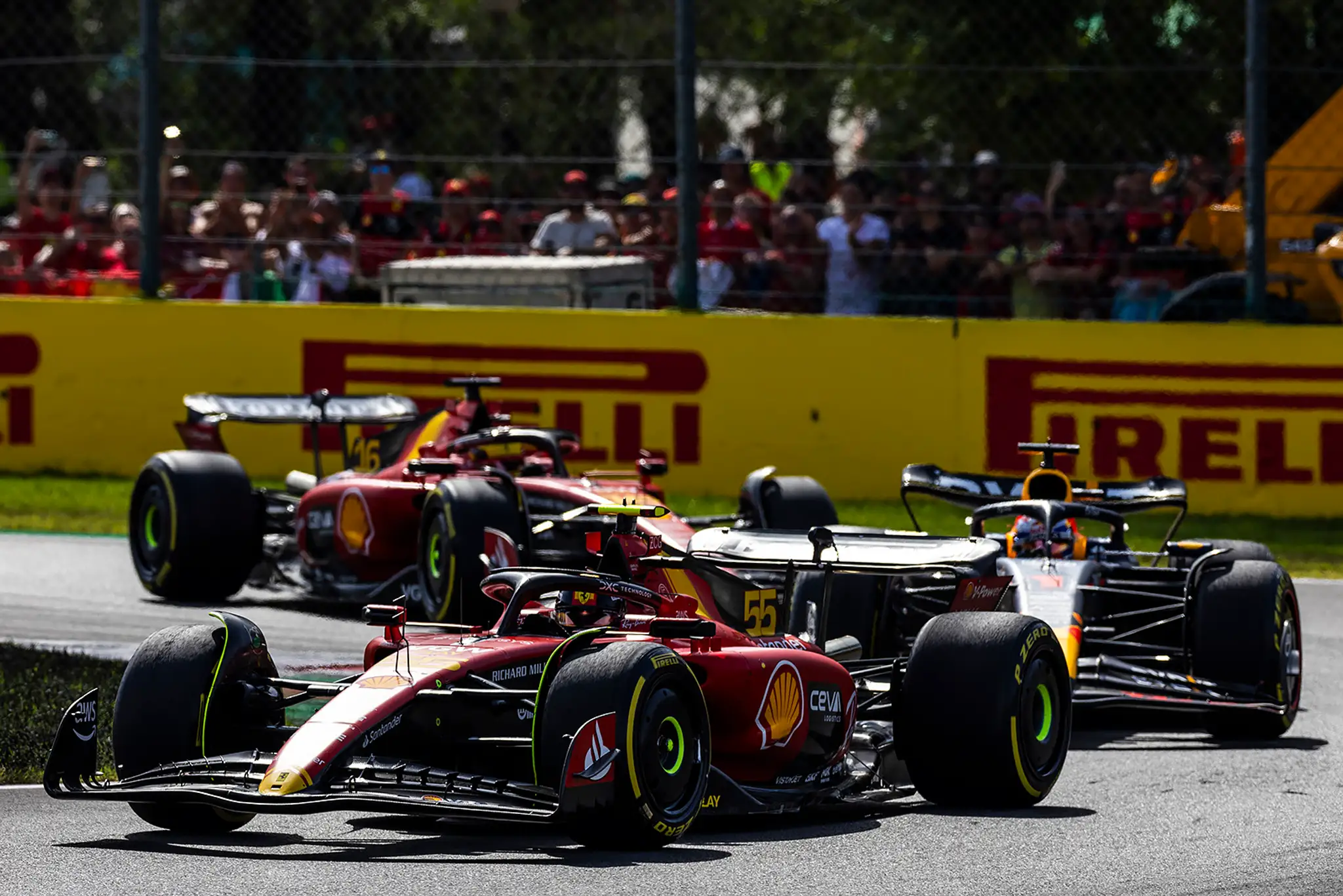 Carlos Sainz si prvé miesto z kvalifikácie napokon neudržal.