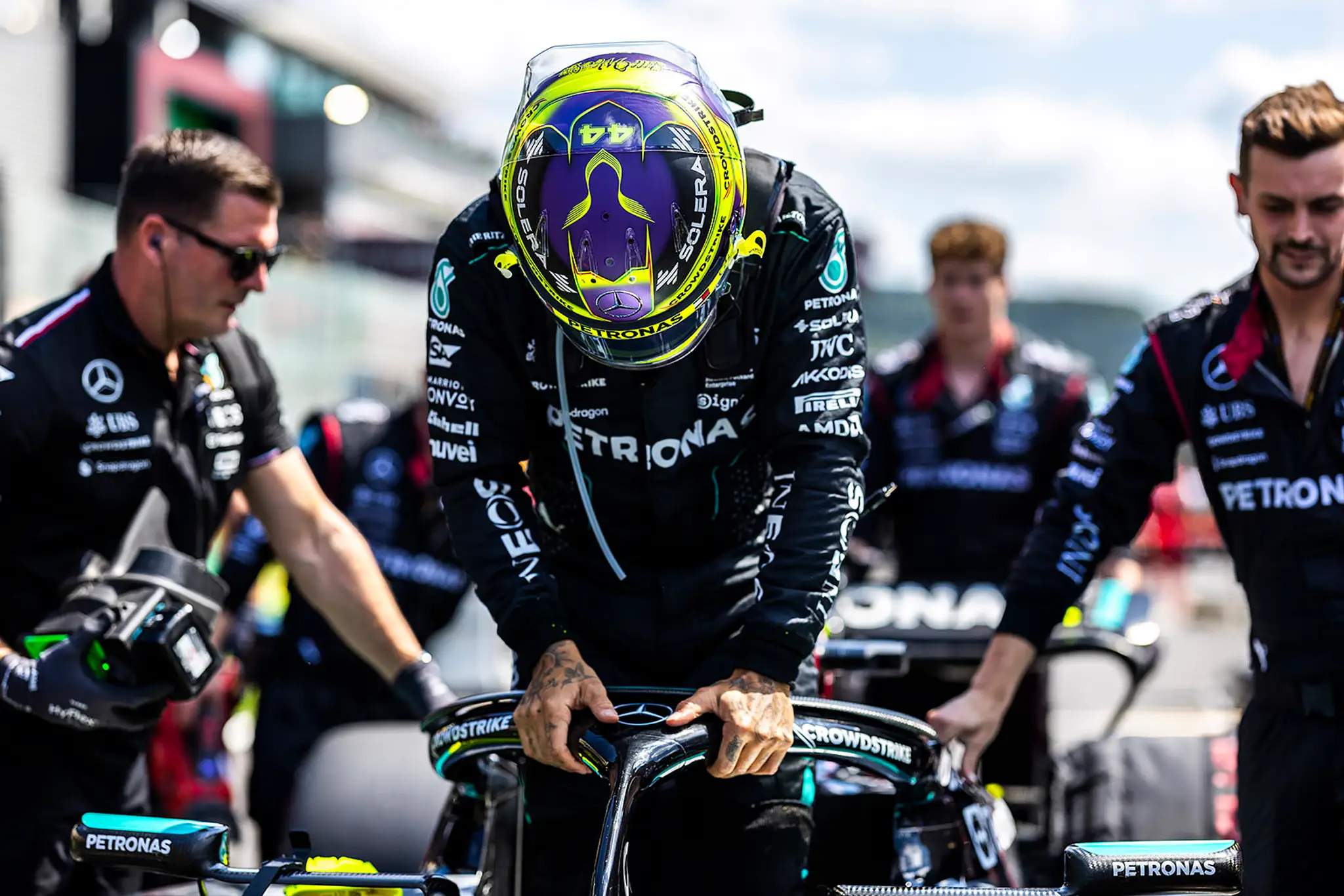 Lewis Hamilton prišiel do cieľa druhý, napokon však oslavoval titul.