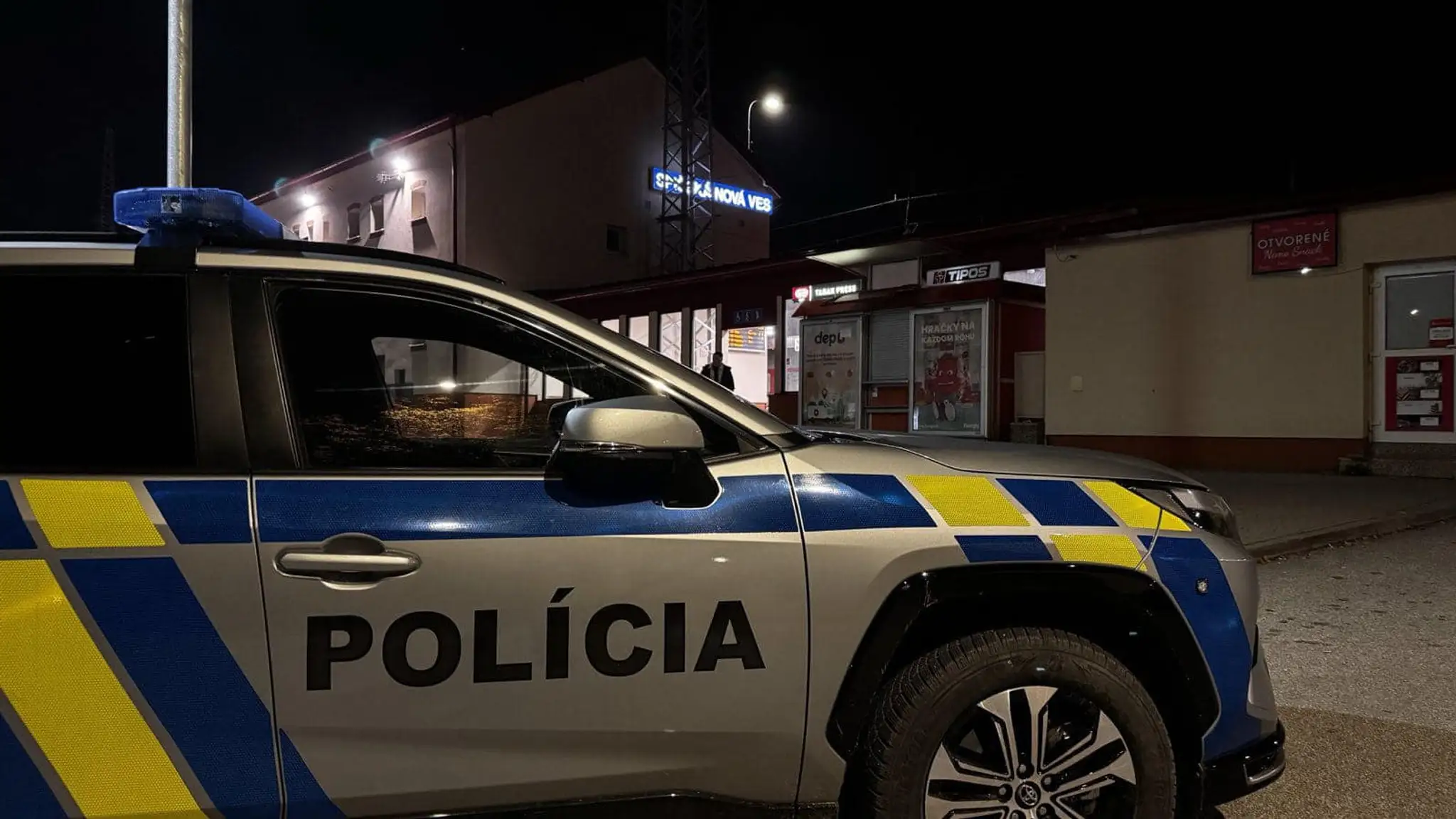 policajne auto na vlakovej stanici