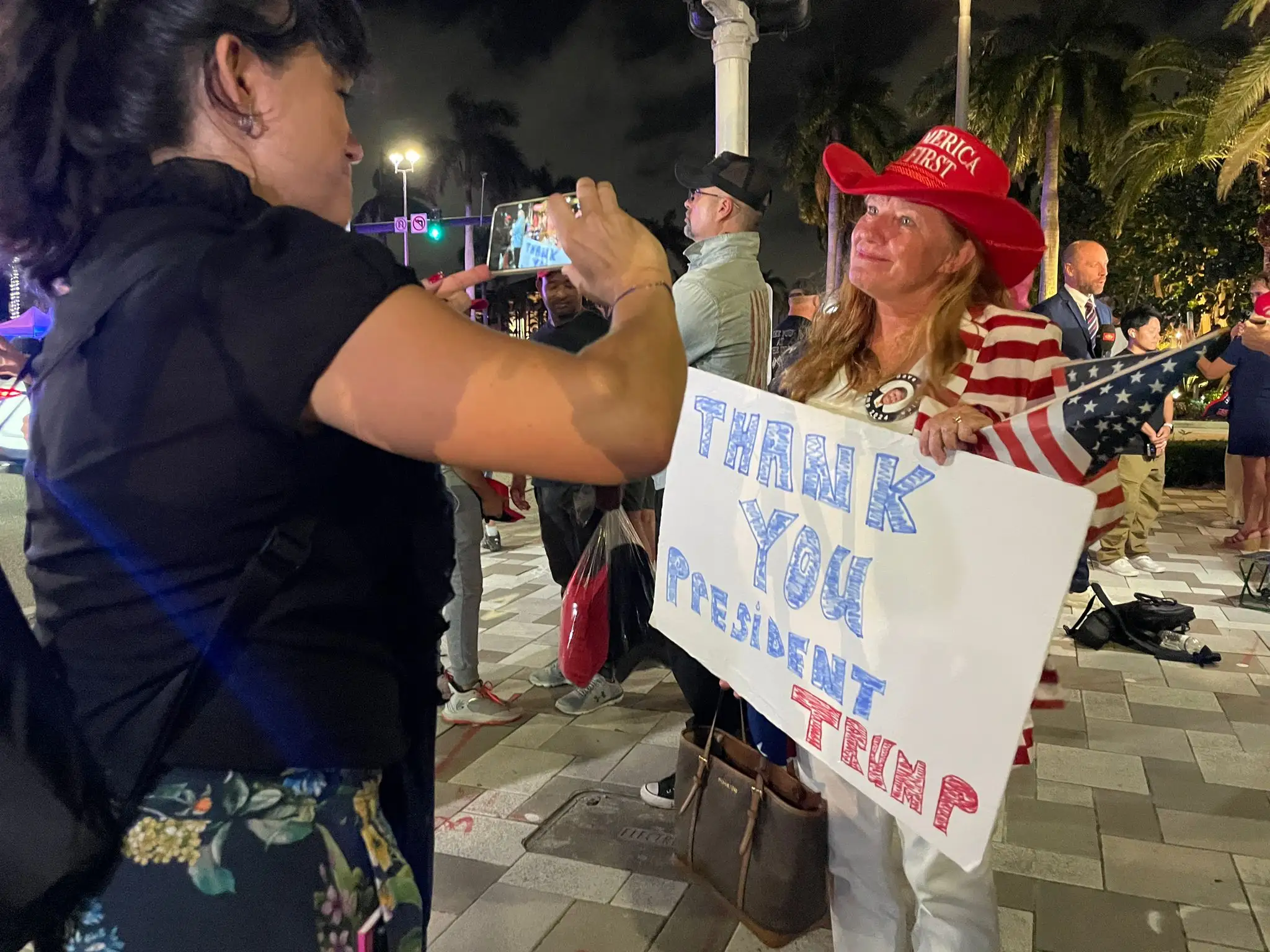 Atmosféra pred volebnou centrálou Donalda Trumpa