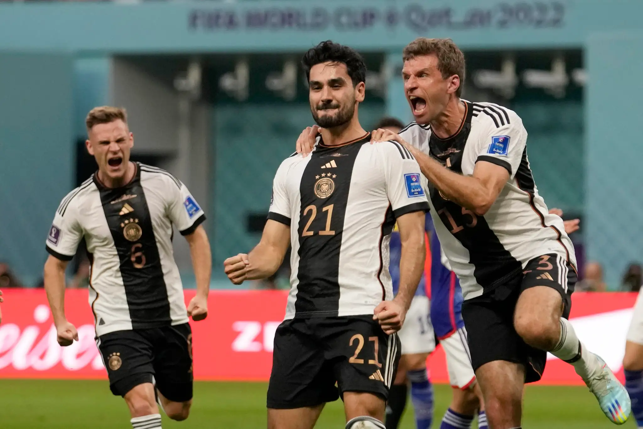 Nemec Ilkay Gundogan oslavuje so spoluhráčmi gól proti Japonsku na MS 2022.
