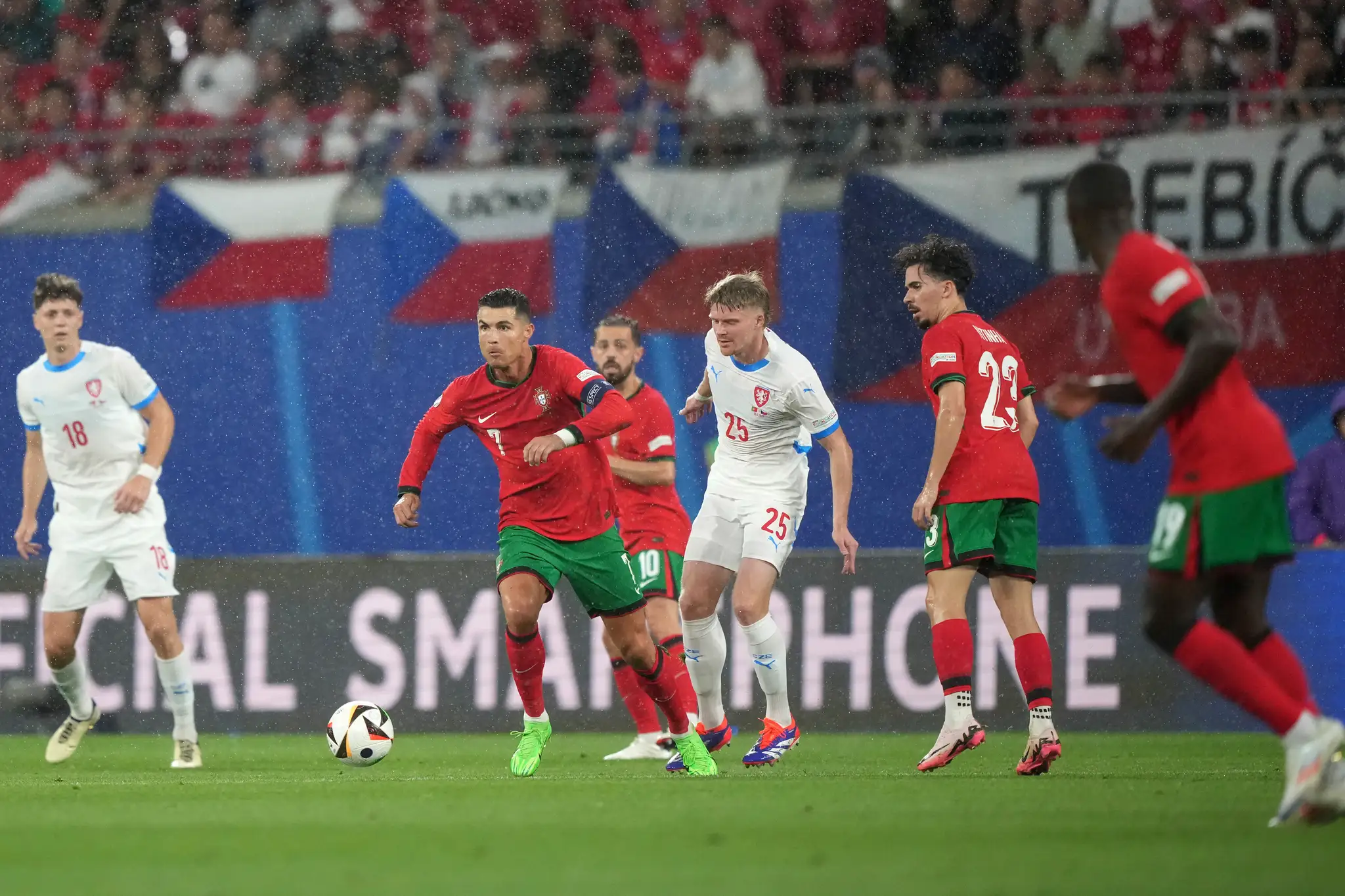  Portugalský hráč Cristiano Ronaldo(vľavo) kontroluje loptu pred Čechom Pavlom Šulcom.