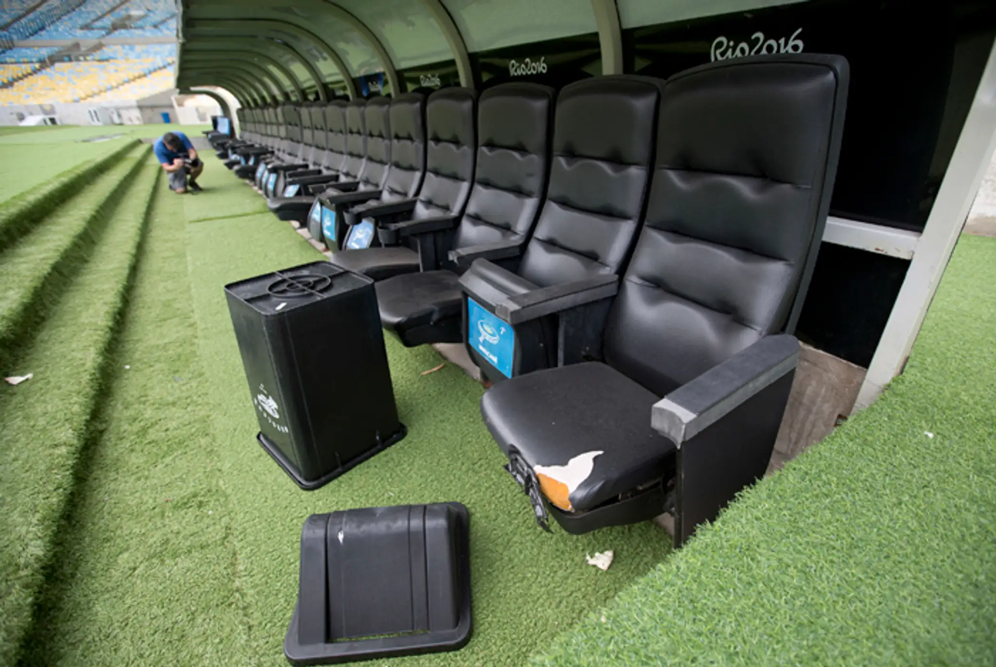 Pohľad na poškodené kreslo vo vnútri futbalového štadióna Maracana. 