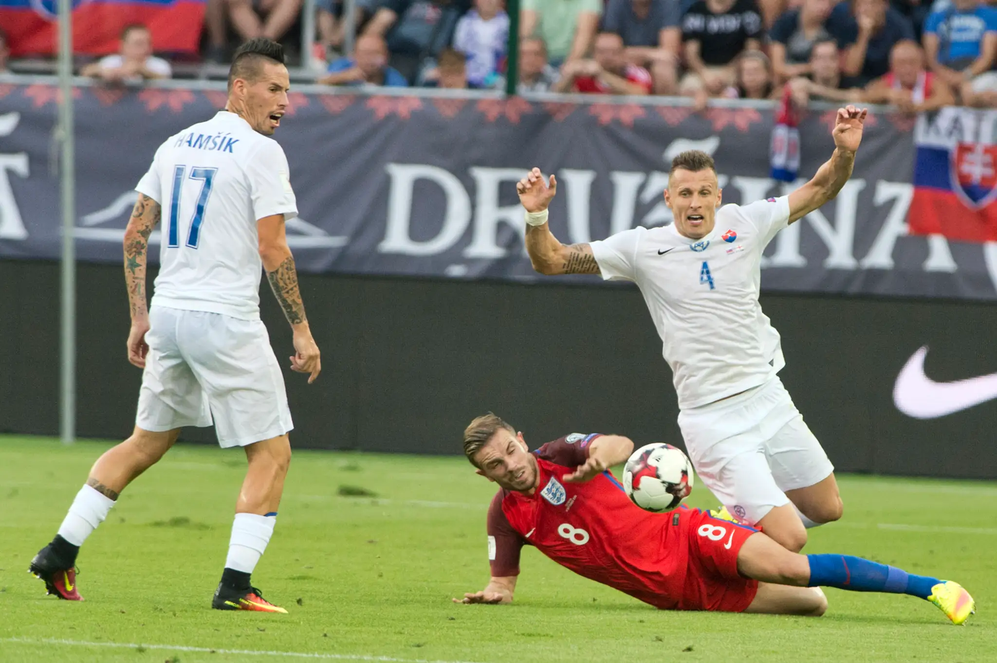 V bolestivom súboji náš Ján Ďurica (v bielom), proti Angličanovi Jordanovi Hendersonovi, prizerá sa Marek Hamšík