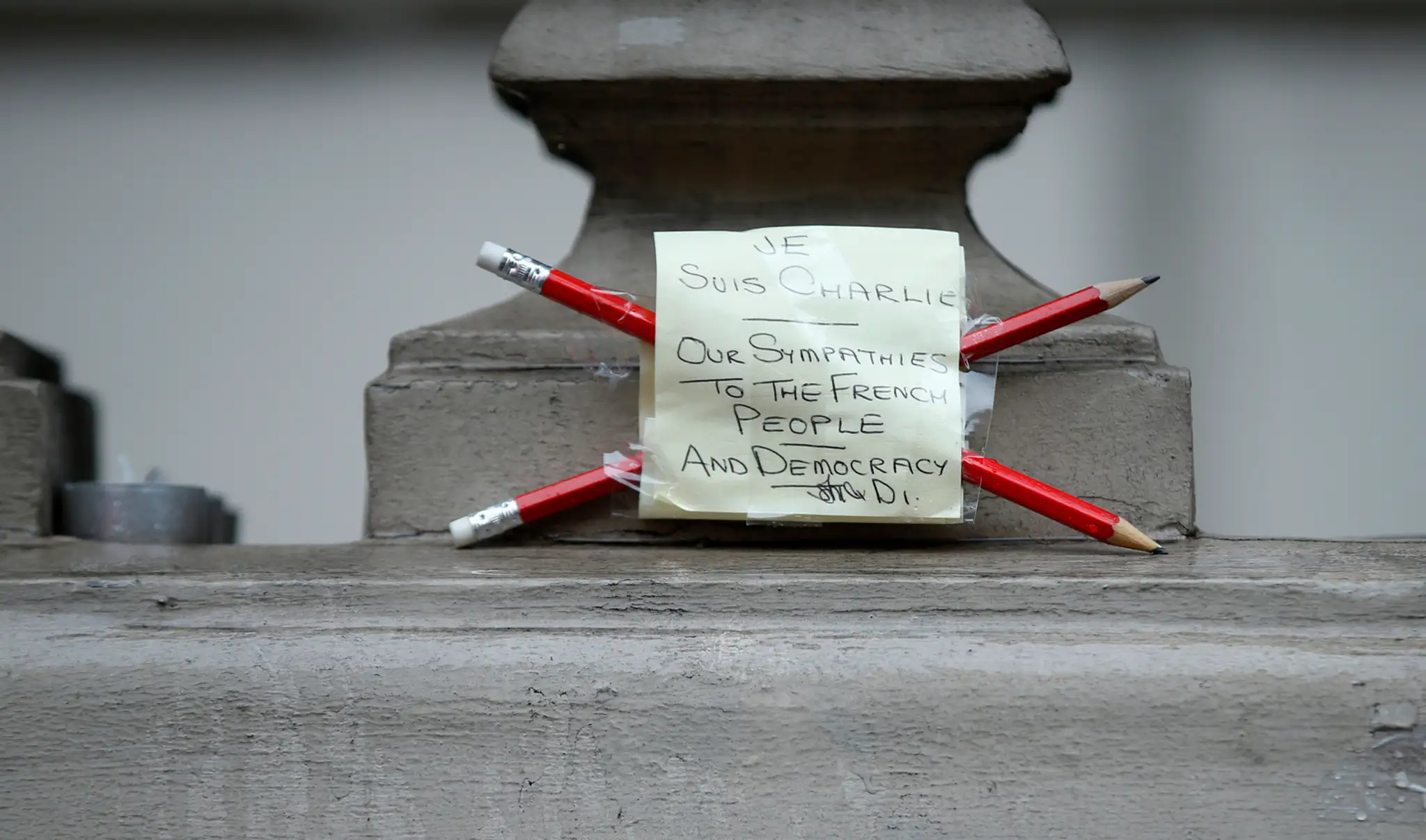 Odkaz na francúzskej ambasáde v Londýne ako hold obetiam útoku na parížsku redakciu týždenníka Charlie Hebdo. 8. januára  