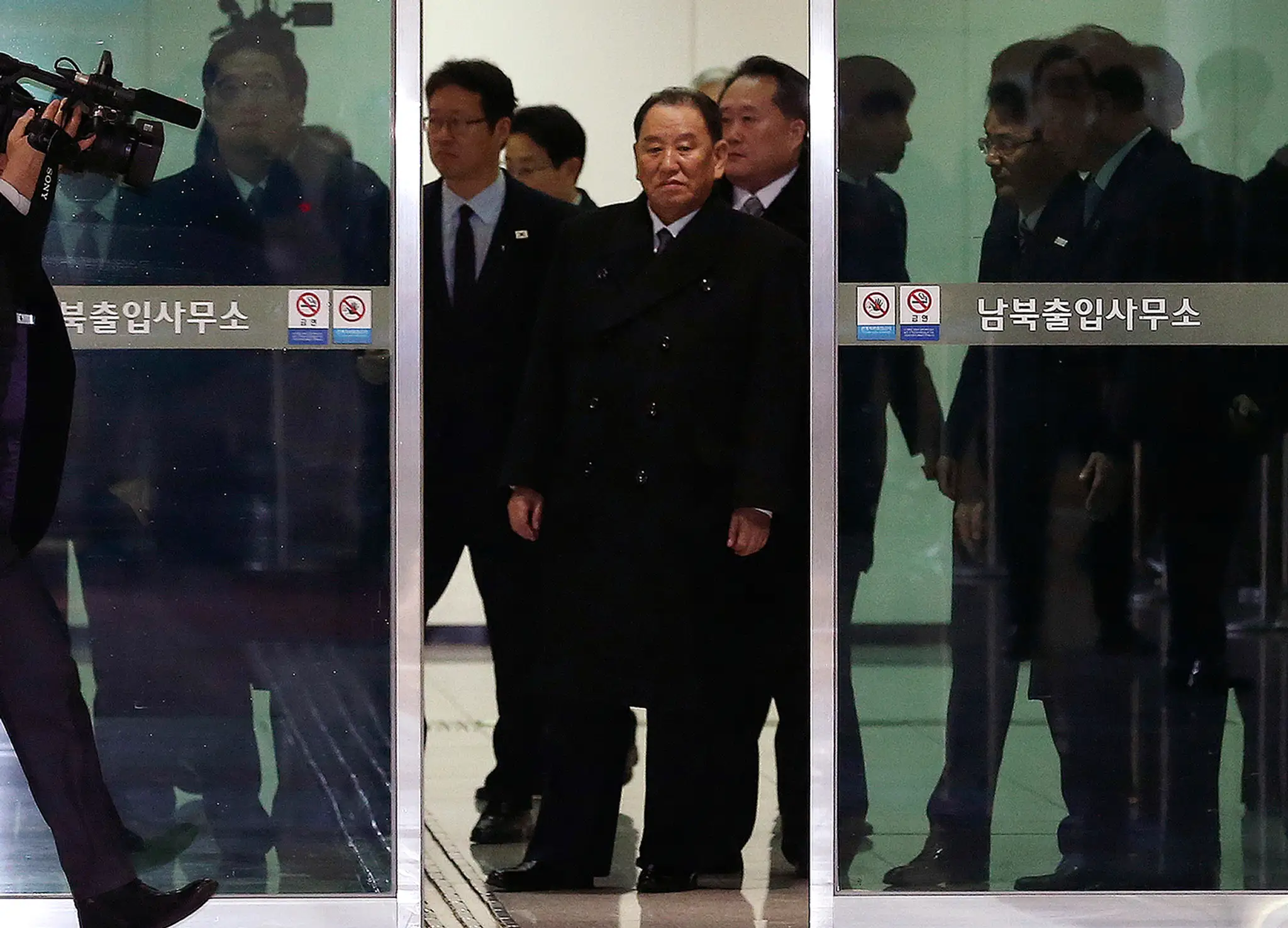 Kim Jong-čchol (v strede) čelí obvineniam, že v roku 2010 stál za útokmi, pri ktorých zahynulo 50 Juhokórejčanov.