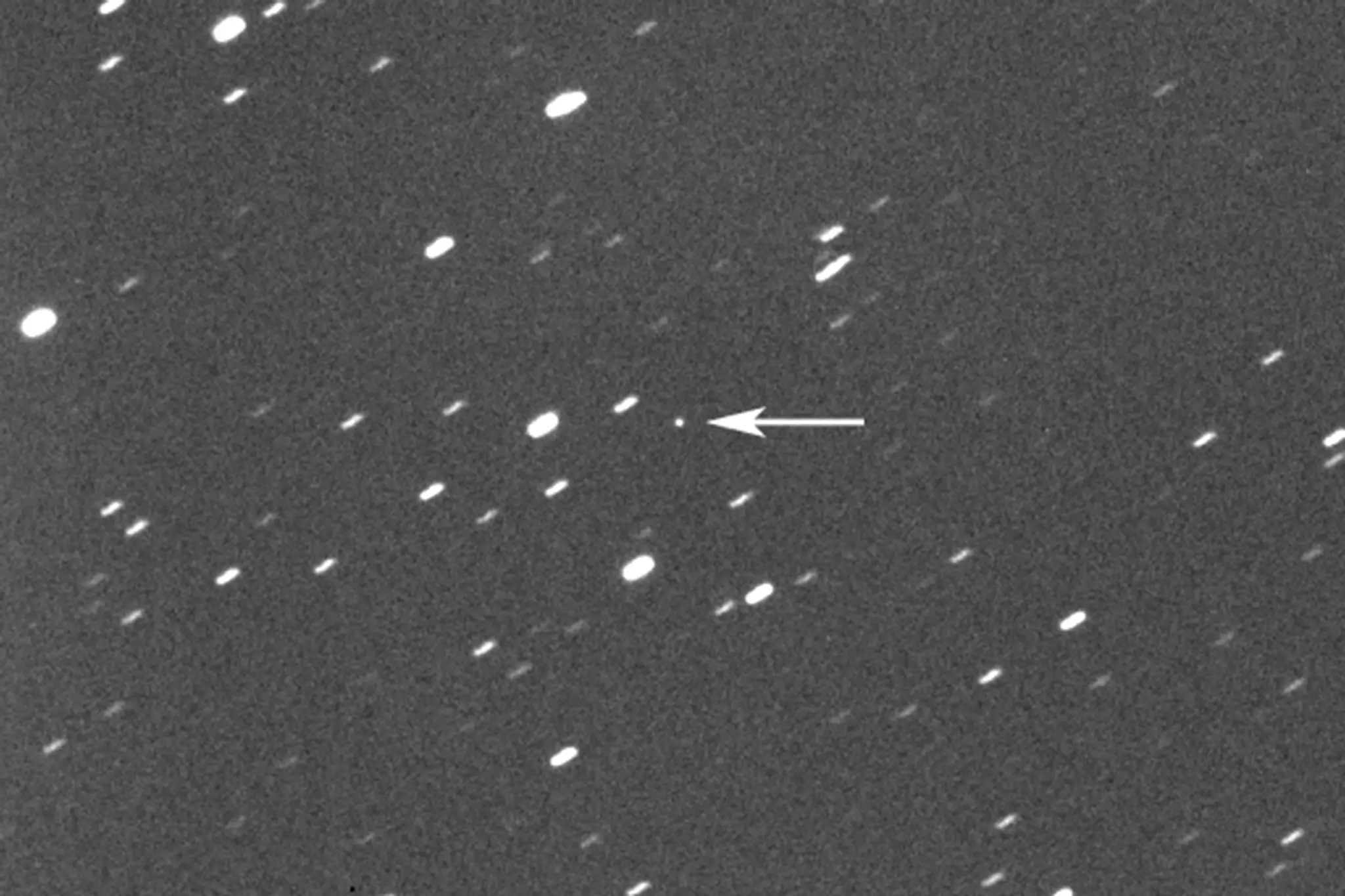 Snímka Gianlucu Masiho zachytáva  asteroid 2023 DZ2, označený uprostred šípkou.