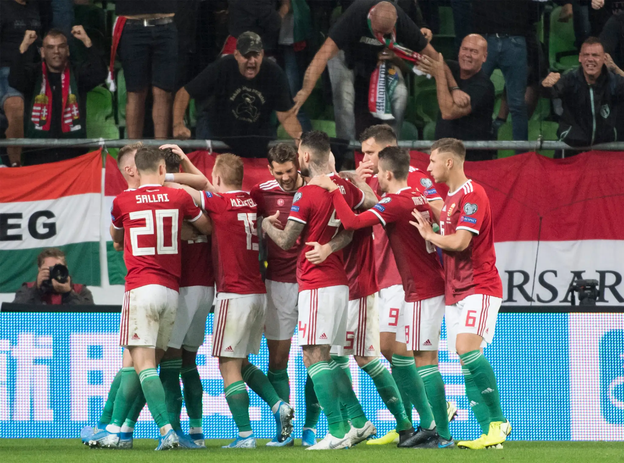Sprava Róbert Boženík a Albert Rusnák oslavujú gól v kvalifikácii ME 2020 na pôde Maďarska.