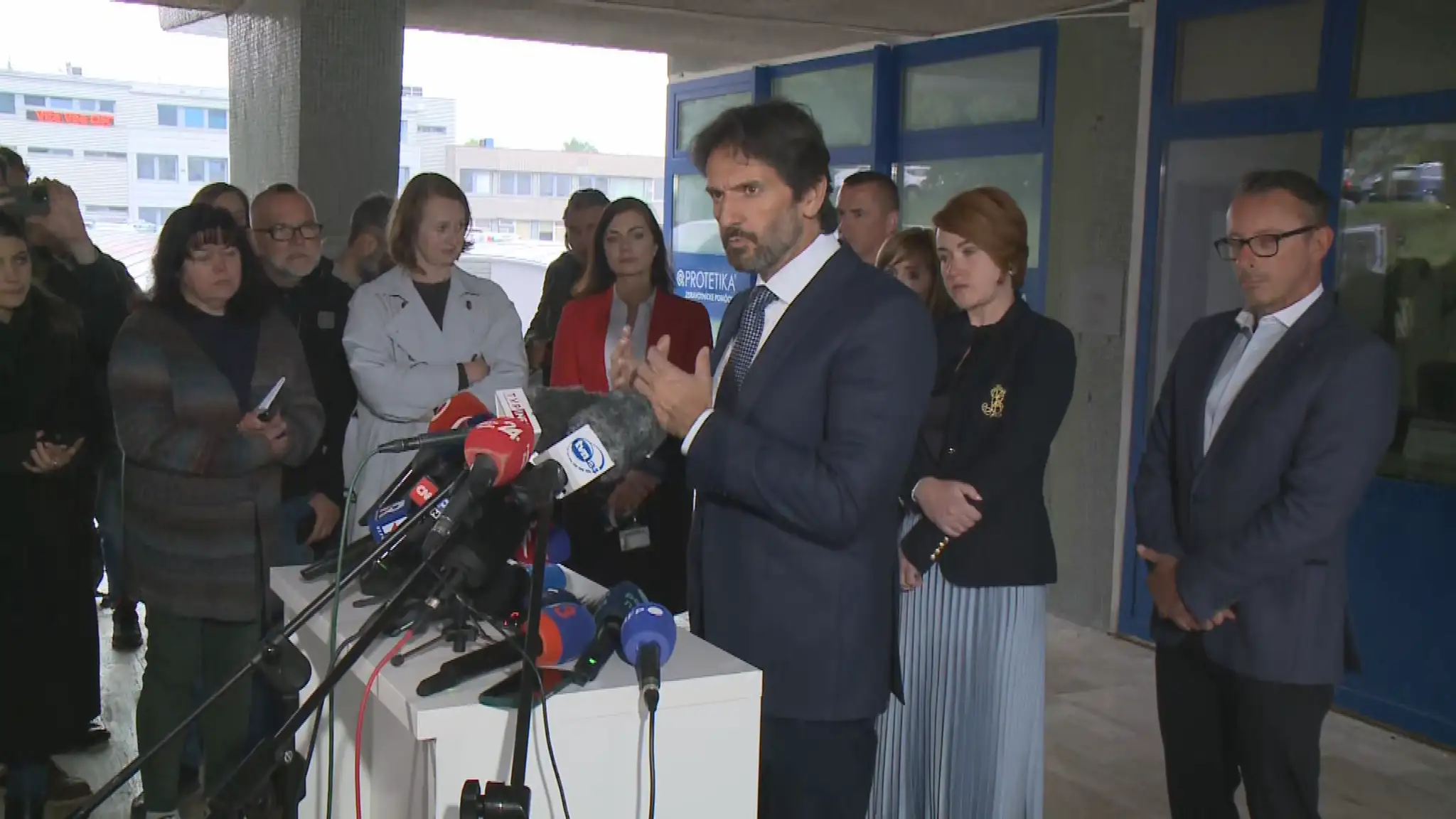 Minister vnútra Robert Kaliňák počas brífingu pred banskobystrickou nemocnicou.