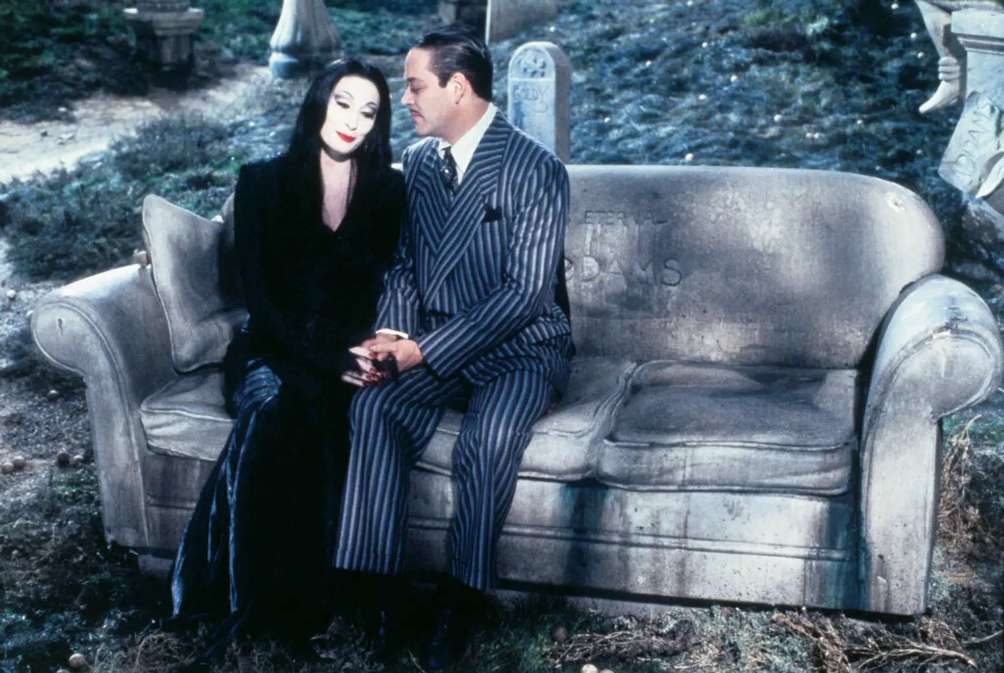 Gomez a Morticia v spoločnom filme Rodiny Addamsovcov z roku 1991.
