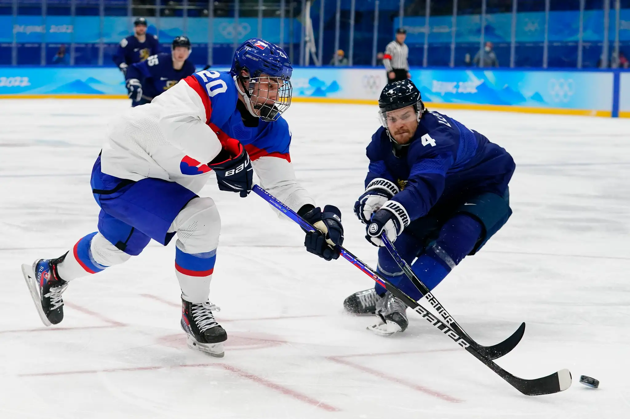 Zľava Juraj Slafkovský a Fín Mikko Lehtonen v semifinále ZOH 2022.