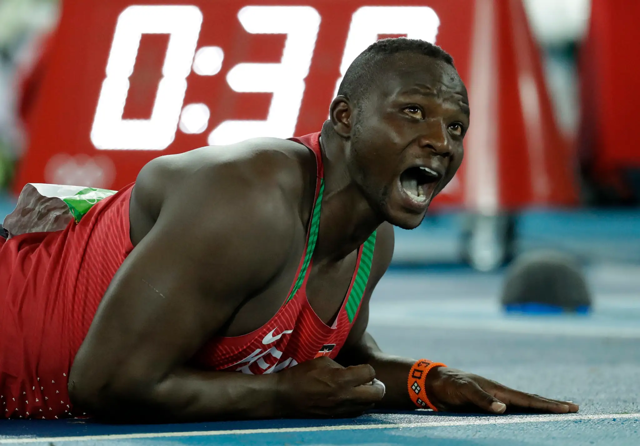 Kenský oštepár Julius Yego po zisku striebornej medaily.
