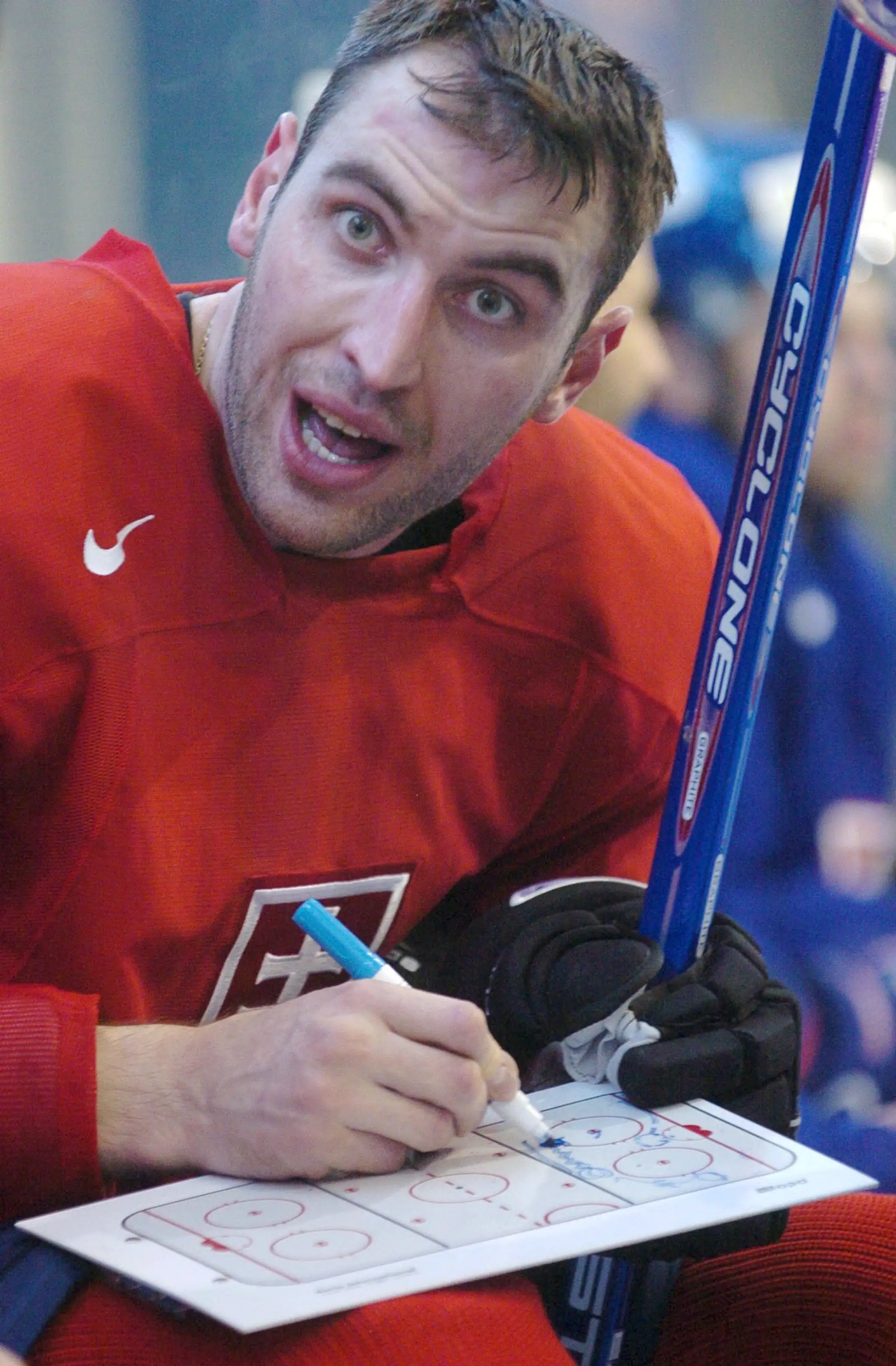 Zdeno Chára vysvetľuje spoluhráčom hernú stratégiu počas prípravného zrazu reprezentácie pred MS v Moskve 2007.