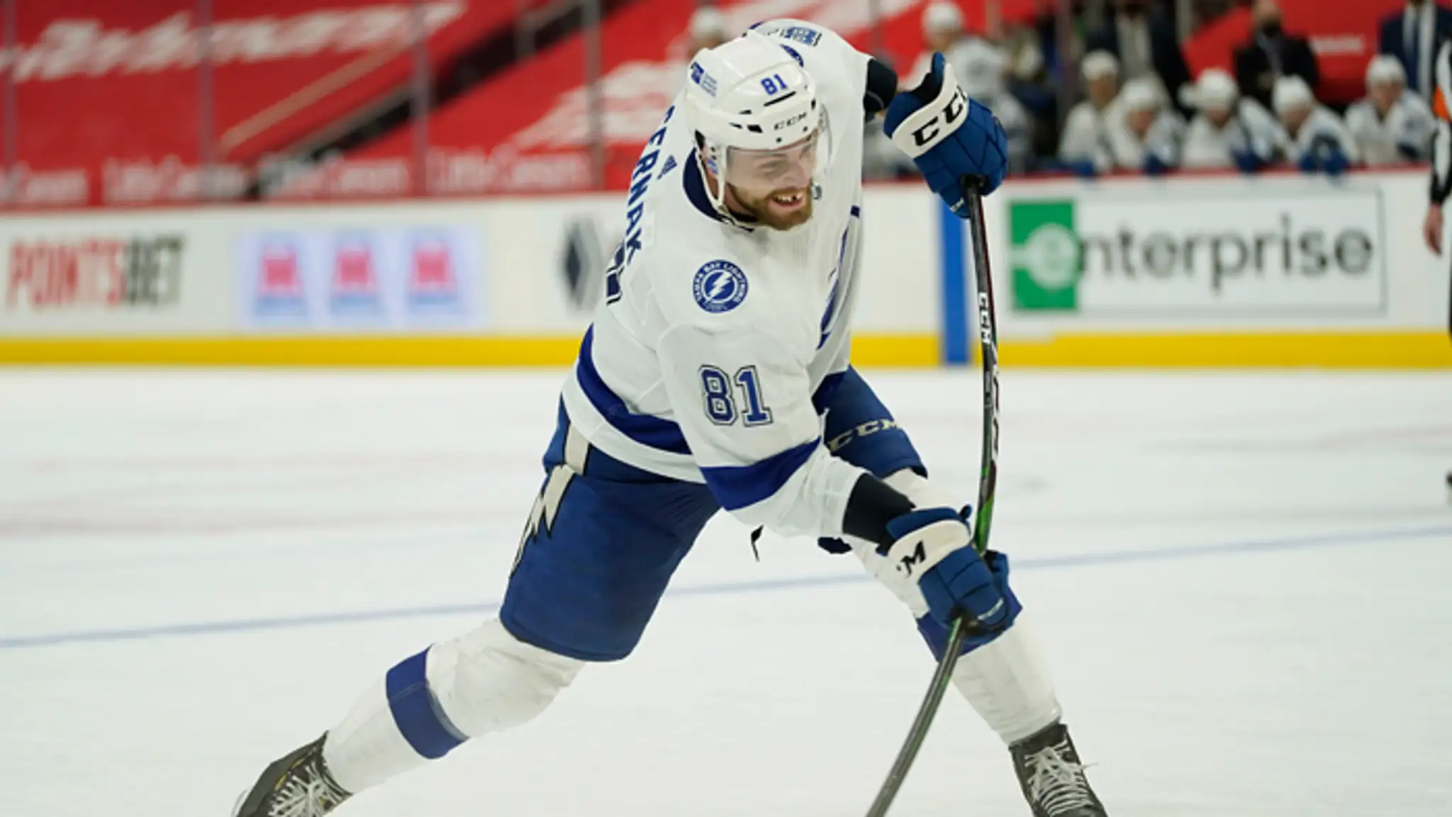 Slovenský hokejista v drese Tampy Bay Lightning Erik Černák.