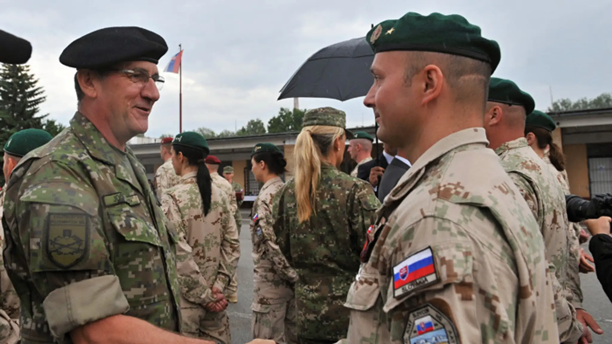 Veliteľ Pozemných síl OS SR generálmajor Jindřich Joch vyznamenáva príslušníkov po návrate z operácie Resolute Support v Afganis