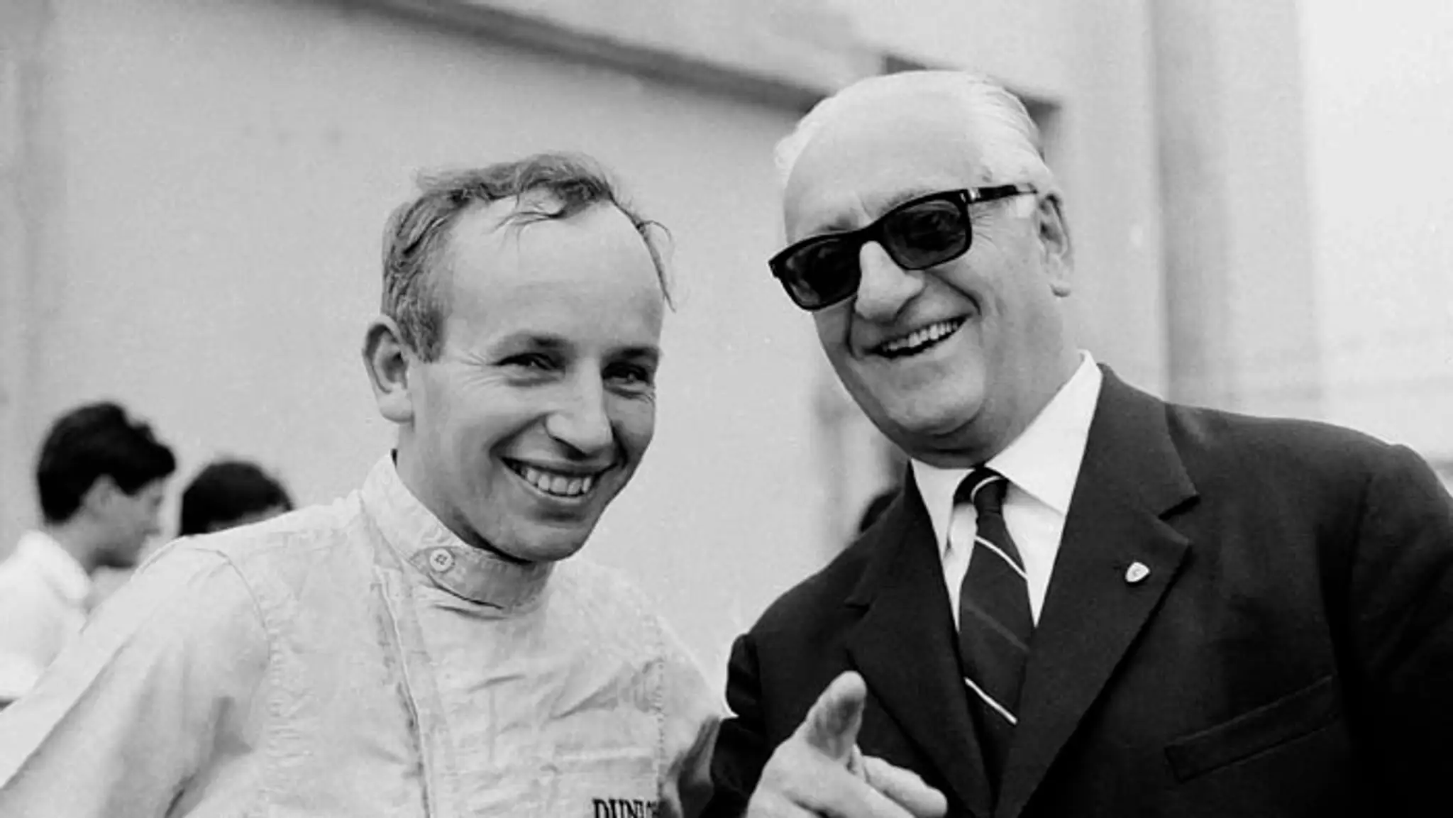 Enzo Ferrari na snímke vpravo.