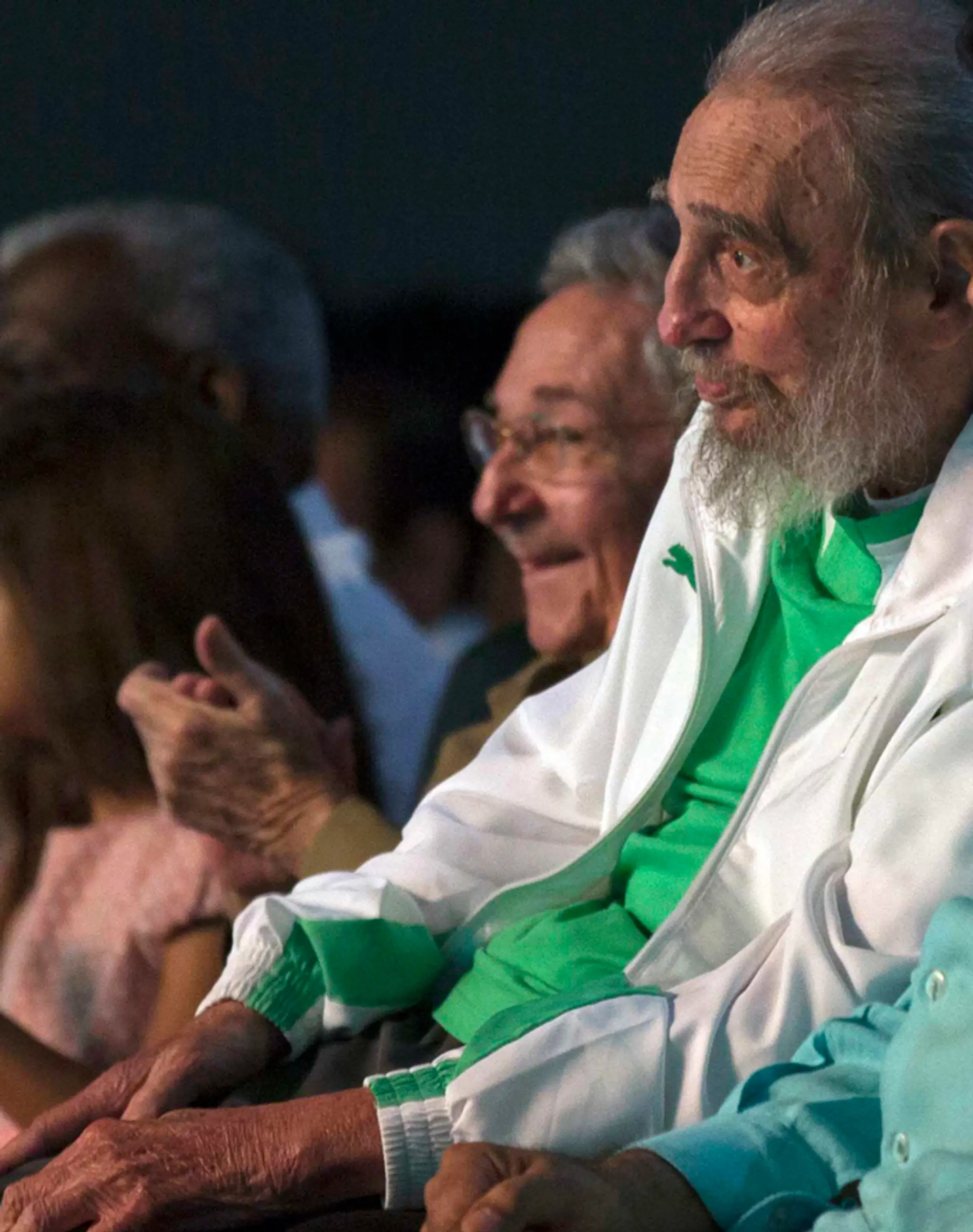 Fidel Castro, v pozadí jeho brat Raul.