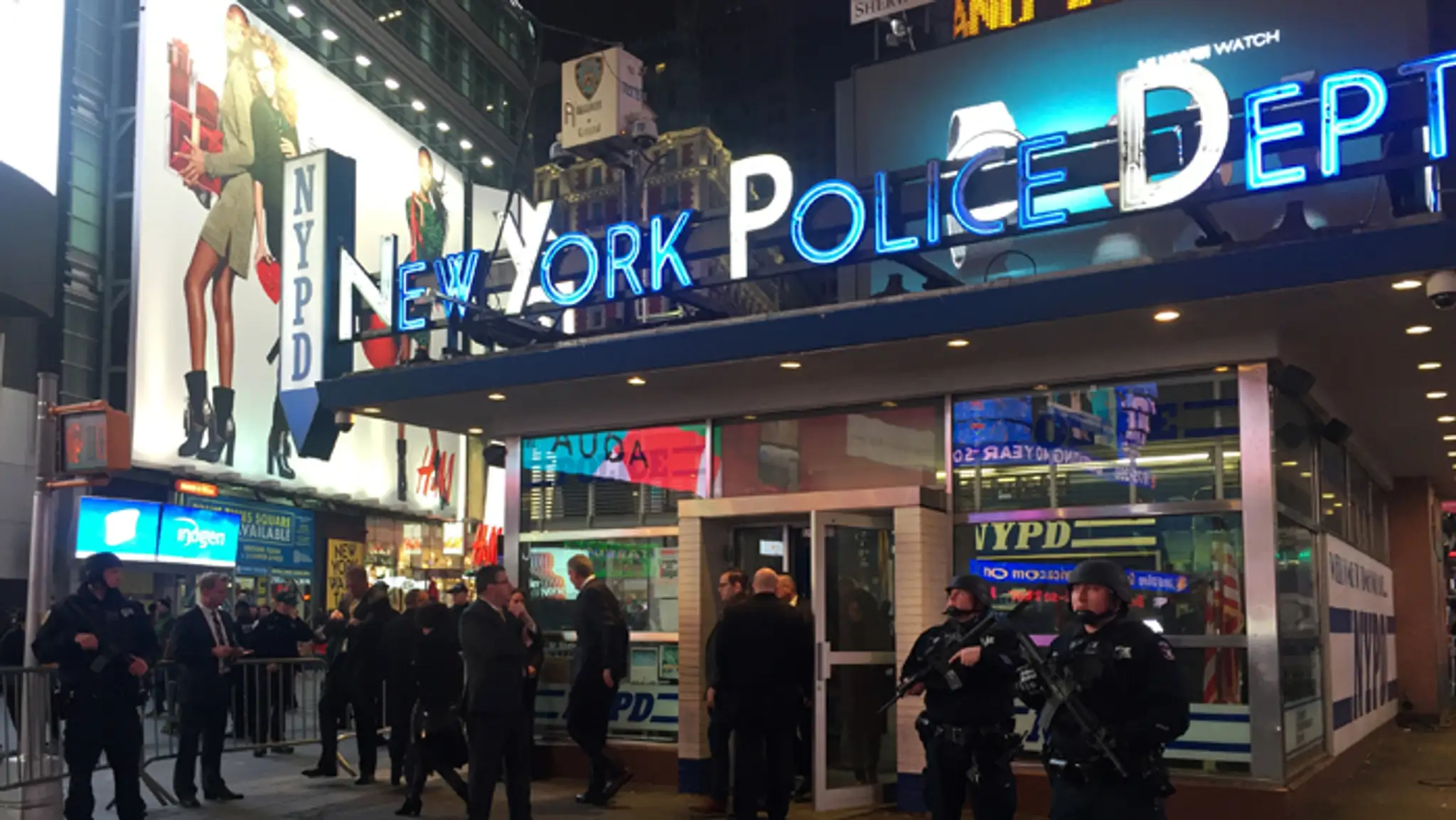 Hliadkujúci policajti na Times Square.