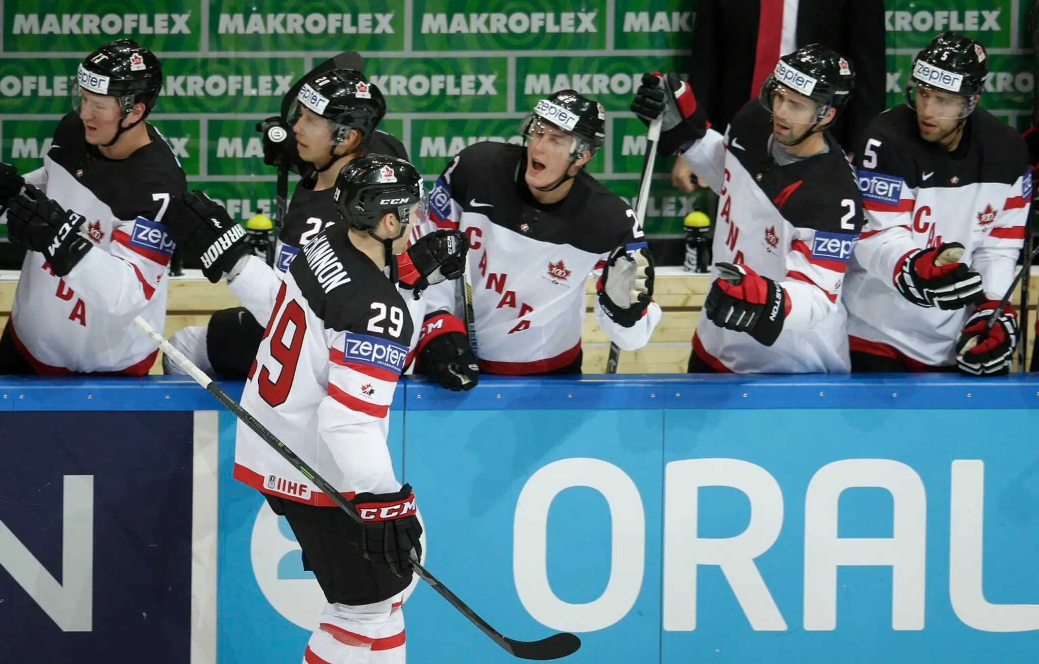 Skóre úvodného stretnutia šampionátu medzi Kanadou a Lotyšskom otvoril Nathan MacKinnon.