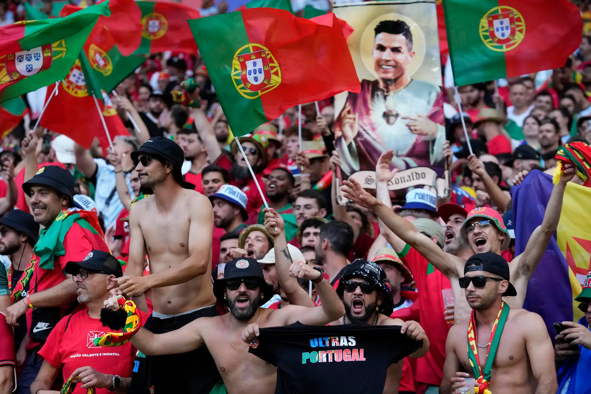  Portugalskí fanúšikovia skandujú pred zápasom.