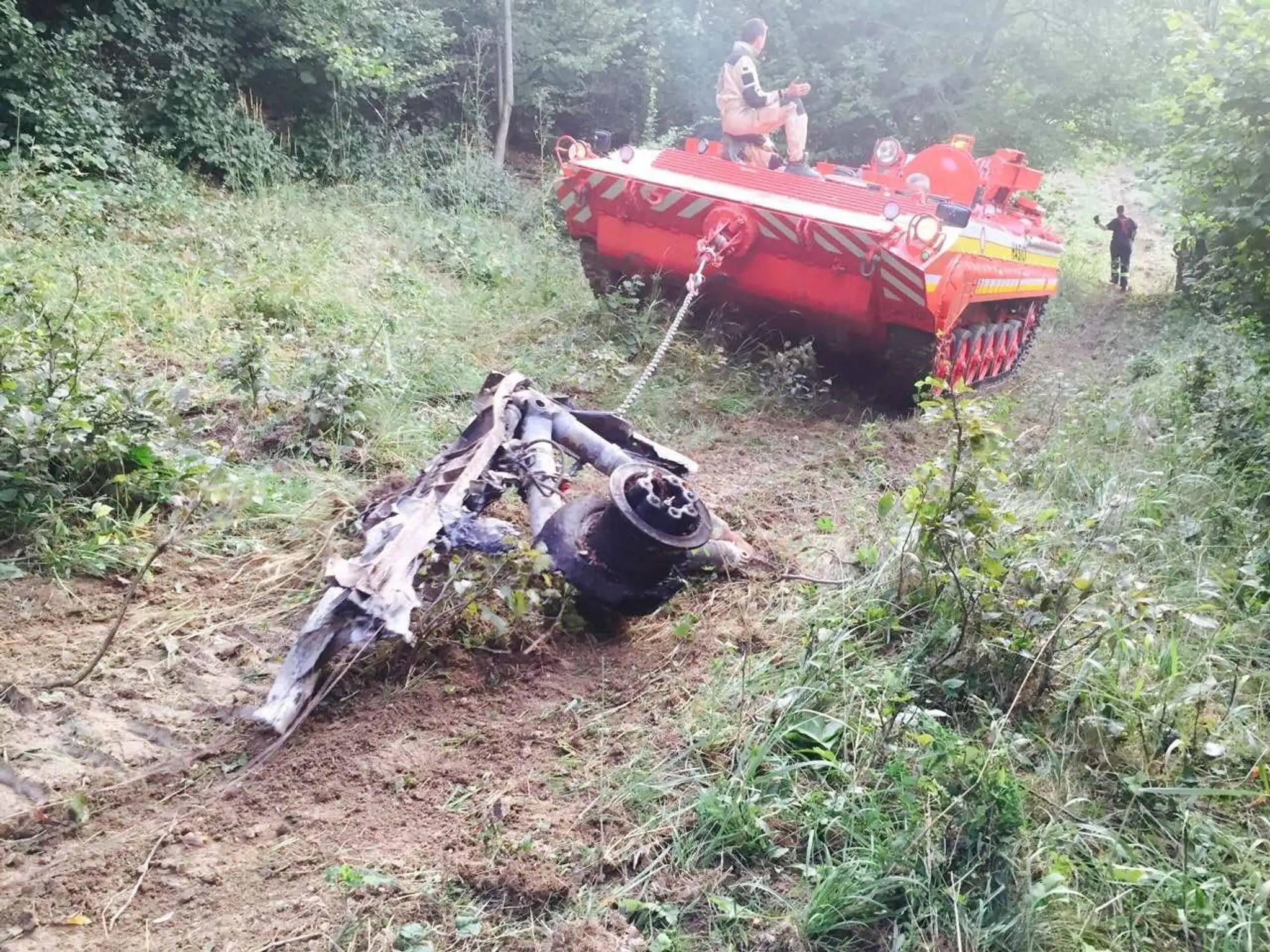 Vrak jedného z lietadiel odpratávali vo štvrtok večer po leteckom nešťastí pri obci Červený Kameň.