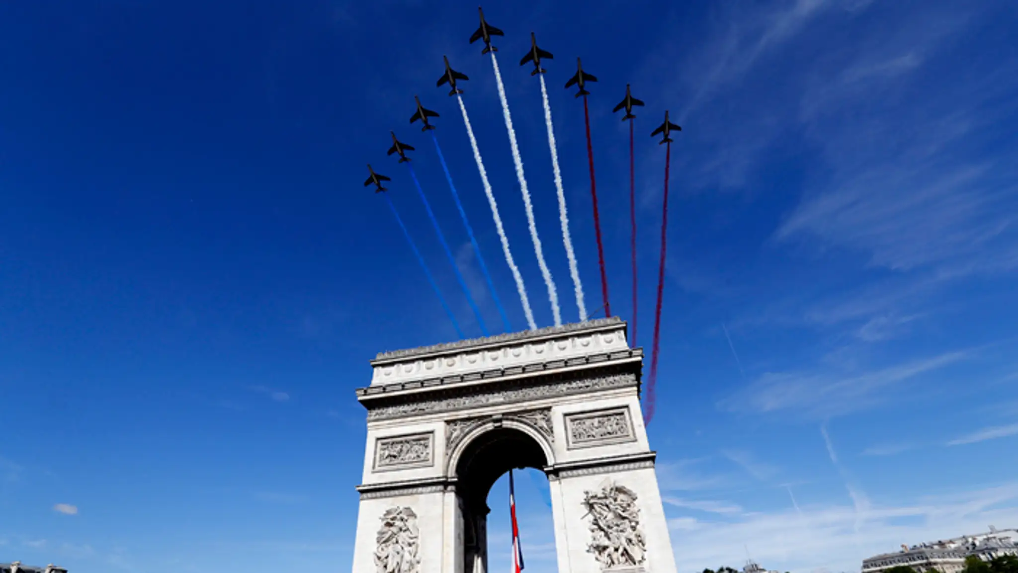 Francúzske armádne lietadlá letia nad Víťazným oblúkom v Paríži.
