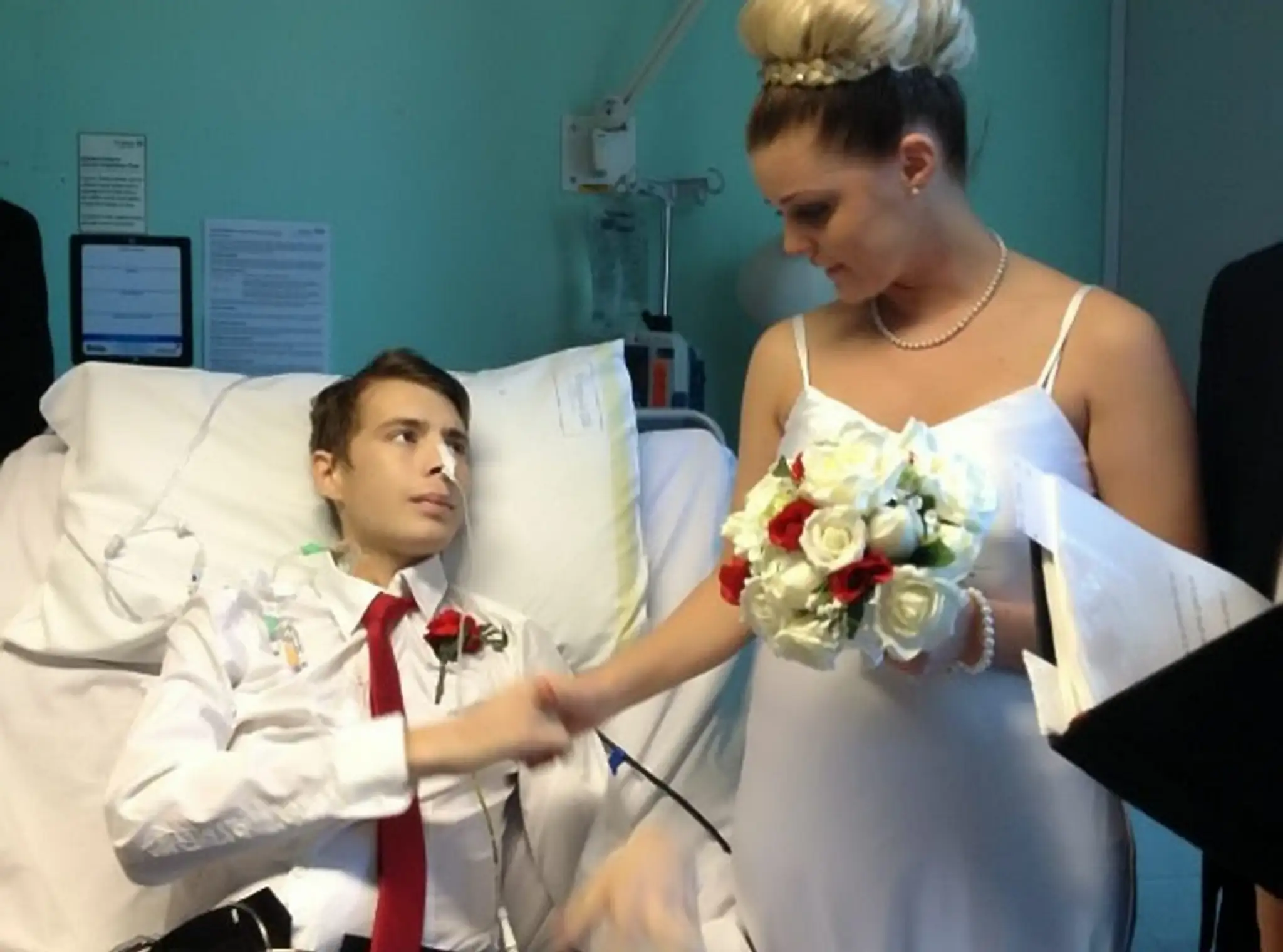 Felix Glenny a Cola Glenny sa zosobášili na smrteľnej posteli
