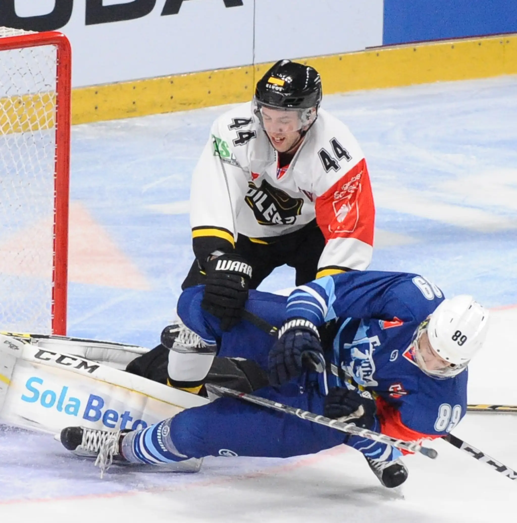 Tim Kunes zo Stavangeru (hore) a Samuel Chalupa z Nitry v zápase J-skupiny hokejovej Ligy majstrov.