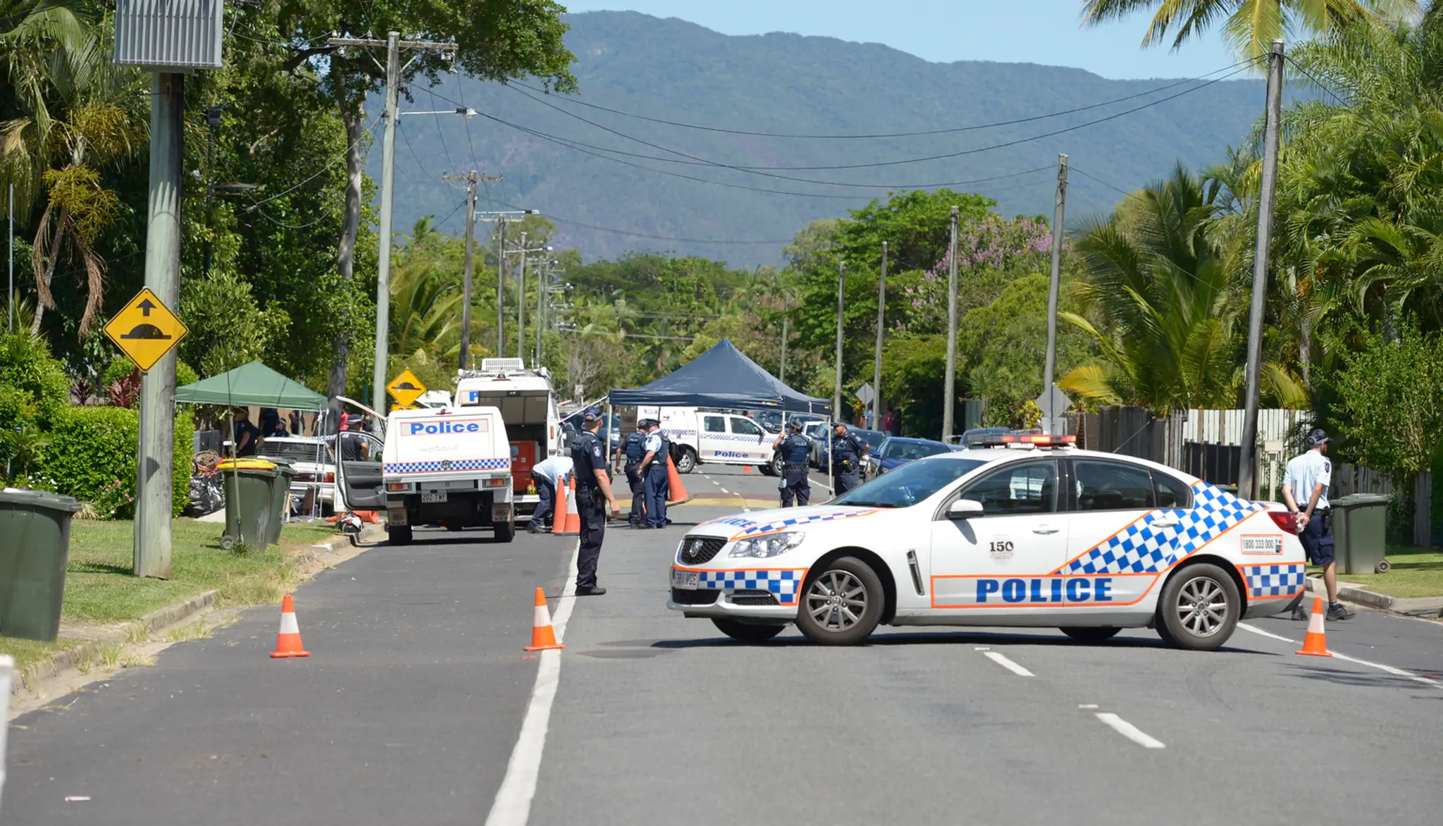 Osem mŕtvych detí a zranenú ženu objavila dnes austrálska polícia po príchode do domu v meste Cairns v štáte Queensland. 